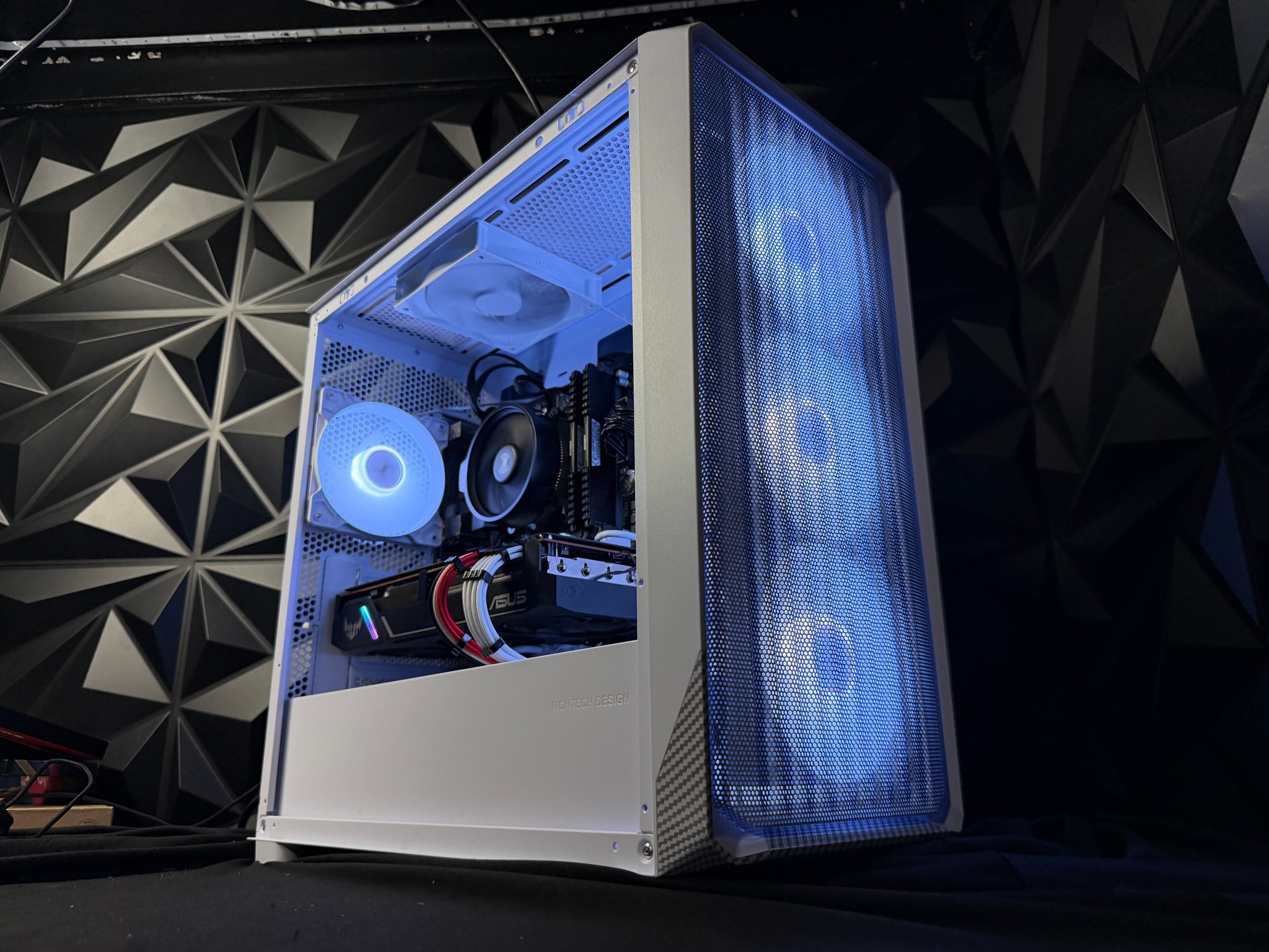 🔴⚡ RED FIBER ⚡🔴 Ryzen 5 5500| RX 5700XT| 16 GB DDR4| 750 GB NVMe| 650W Gold PSU