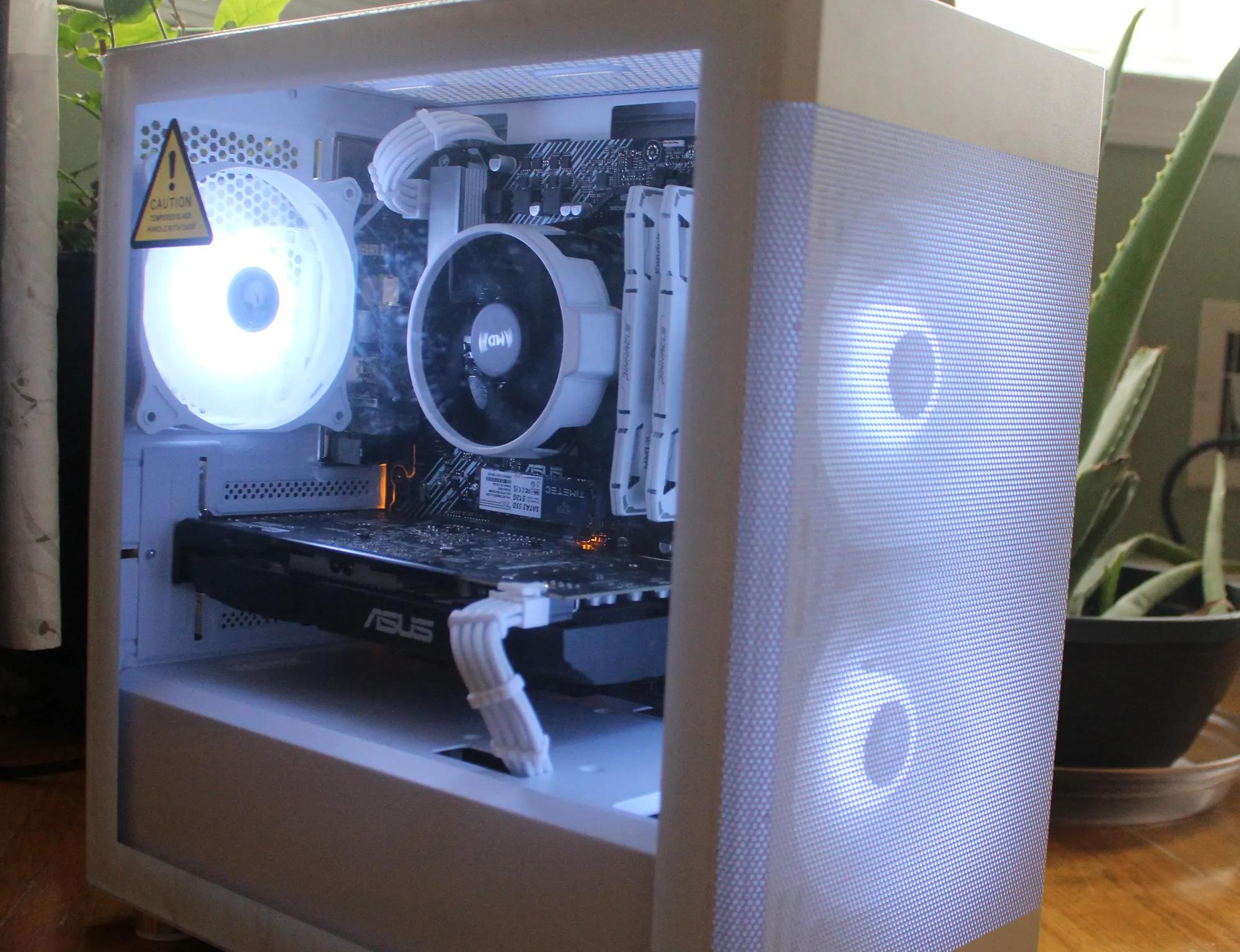 |200+ FPS FORTNITE| All White Ryzen 3 4100- RX 580- 16GB RAM- 512GB SSD WIFI