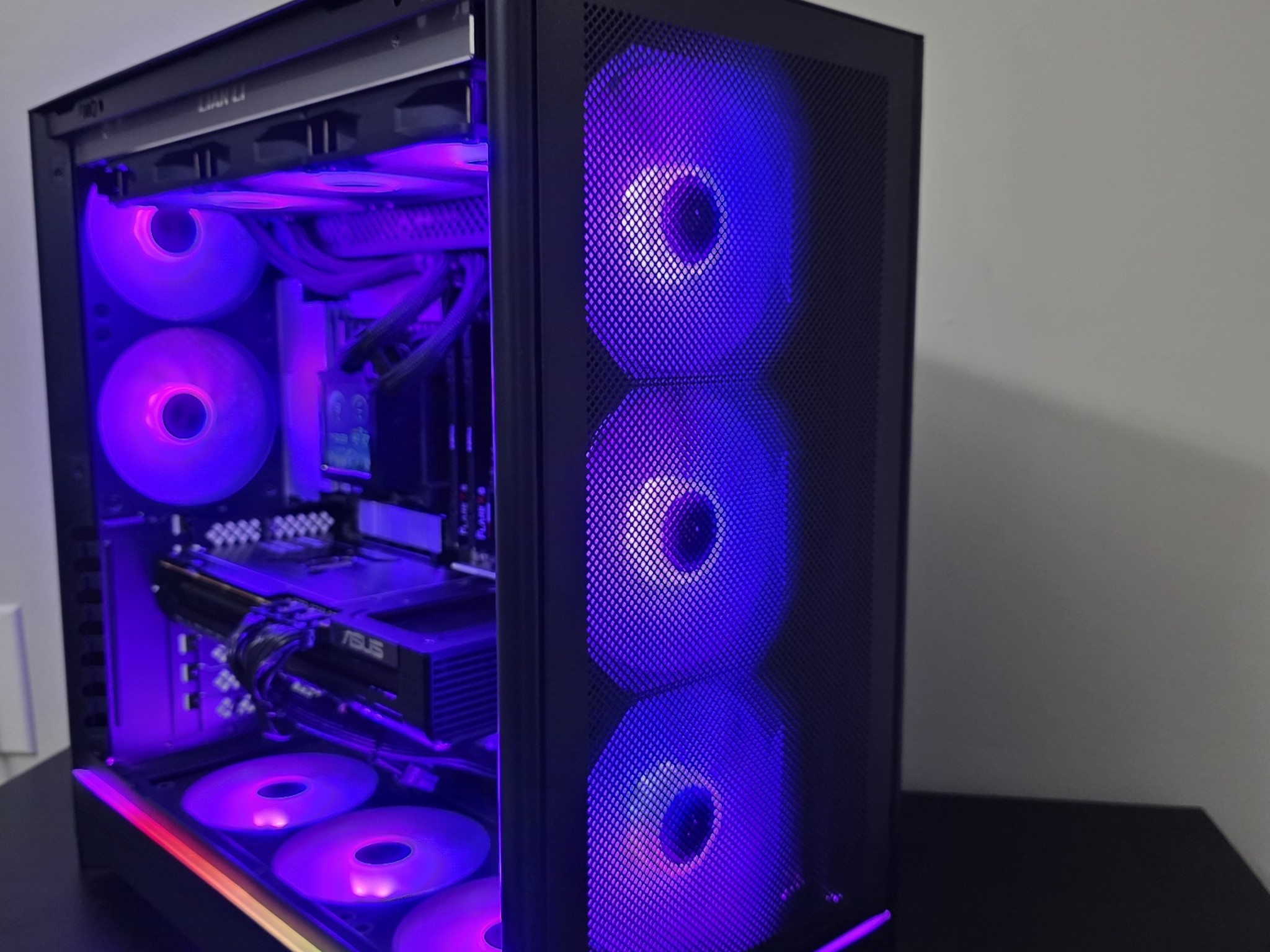 Midnight Hydra | RX 9070XT | Ryzen 5 7600X3D | 32 GB | 2TB SSD | 850W Gold PSU