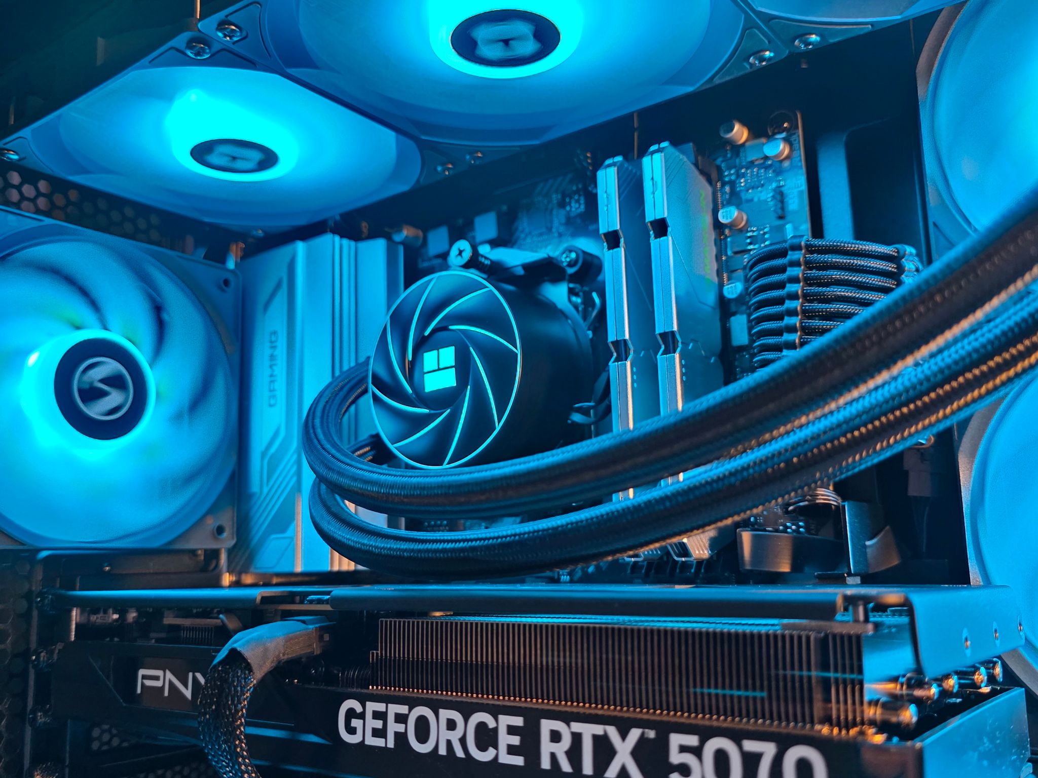 RTX 5070 + RYZEN 5 7600 DDR5 PC