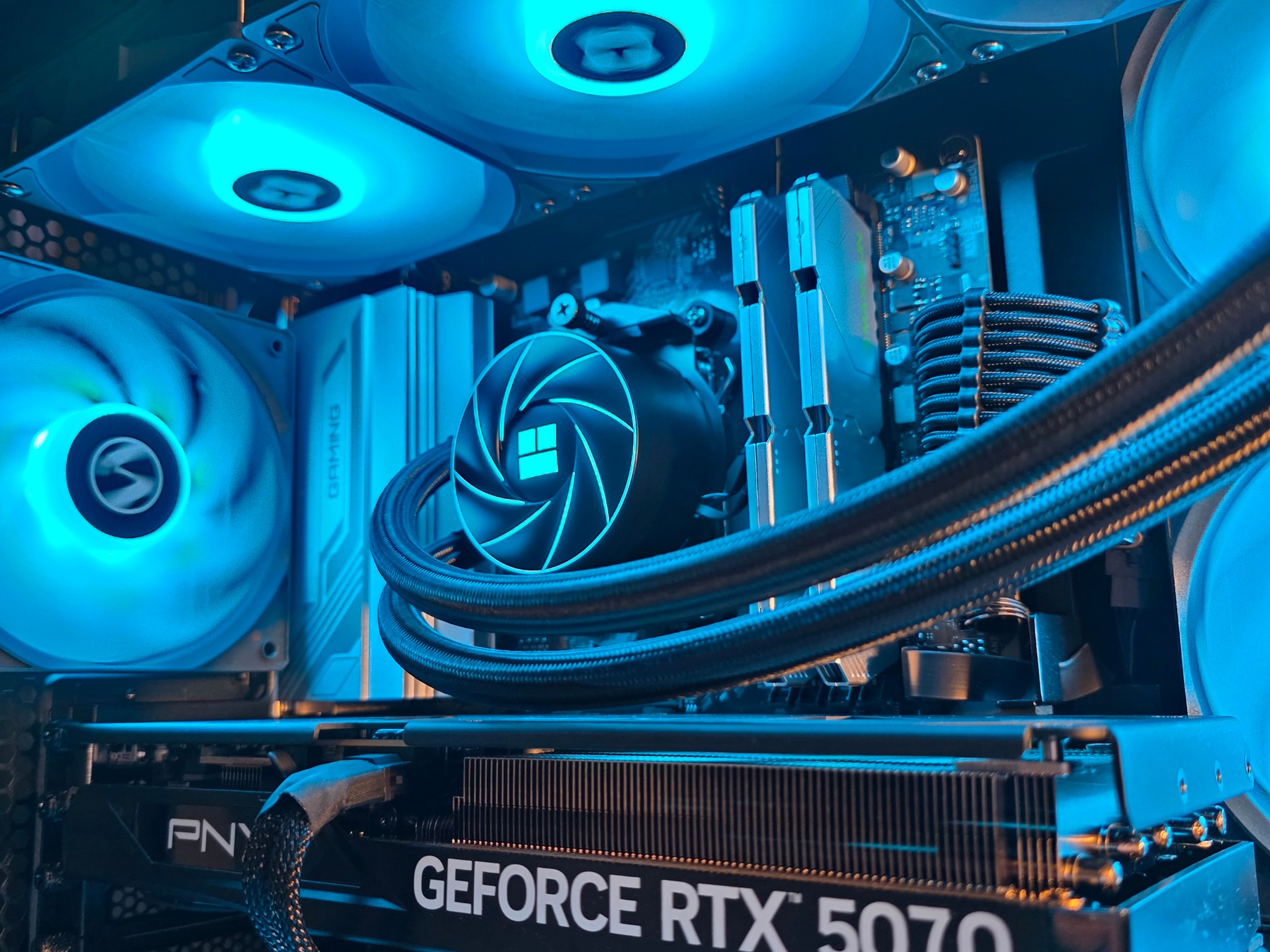 RTX 5070 + RYZEN 5 7600 DDR5 PC