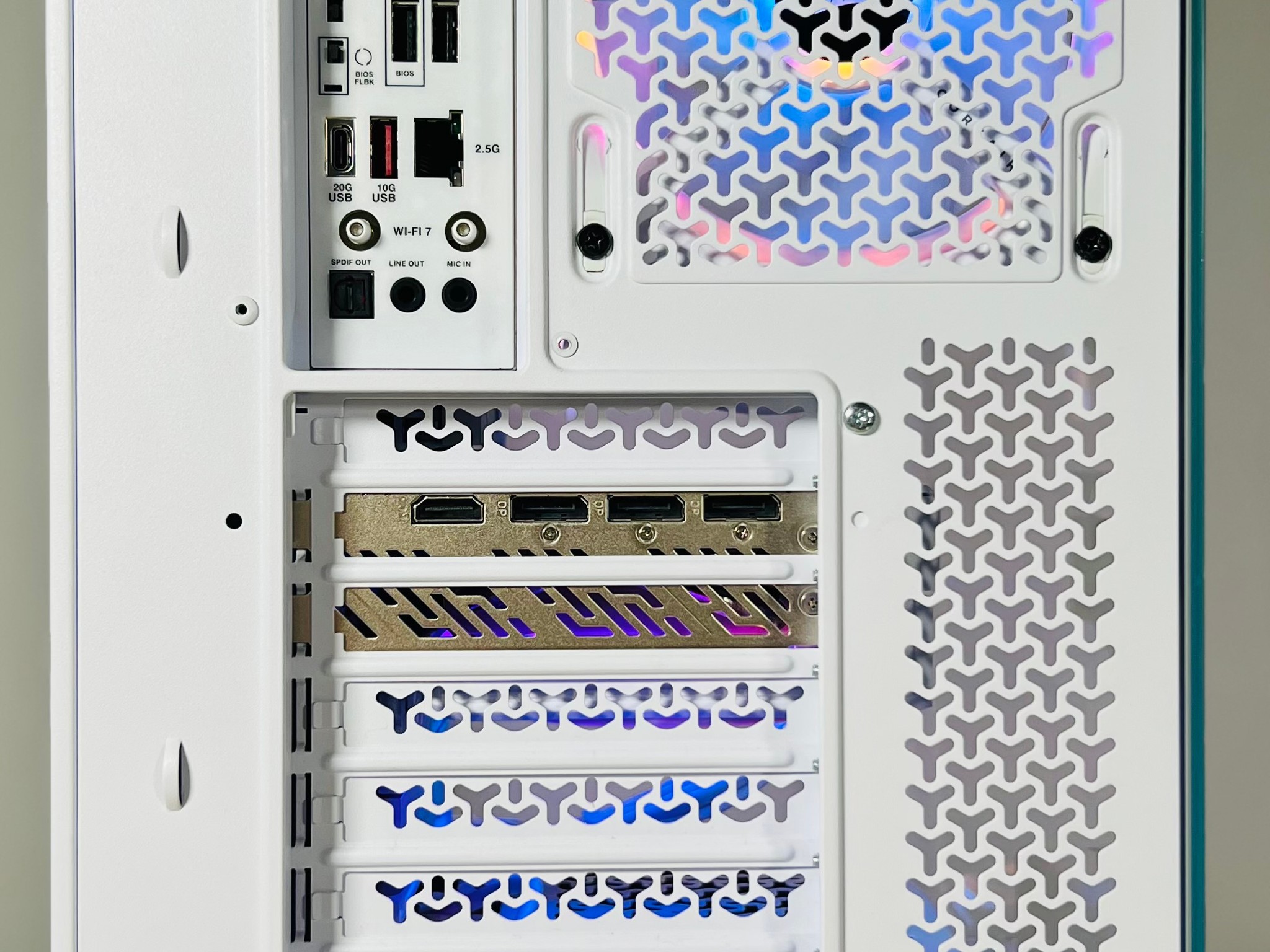 Icey white R7-9800x3d with Rx 9070 XT