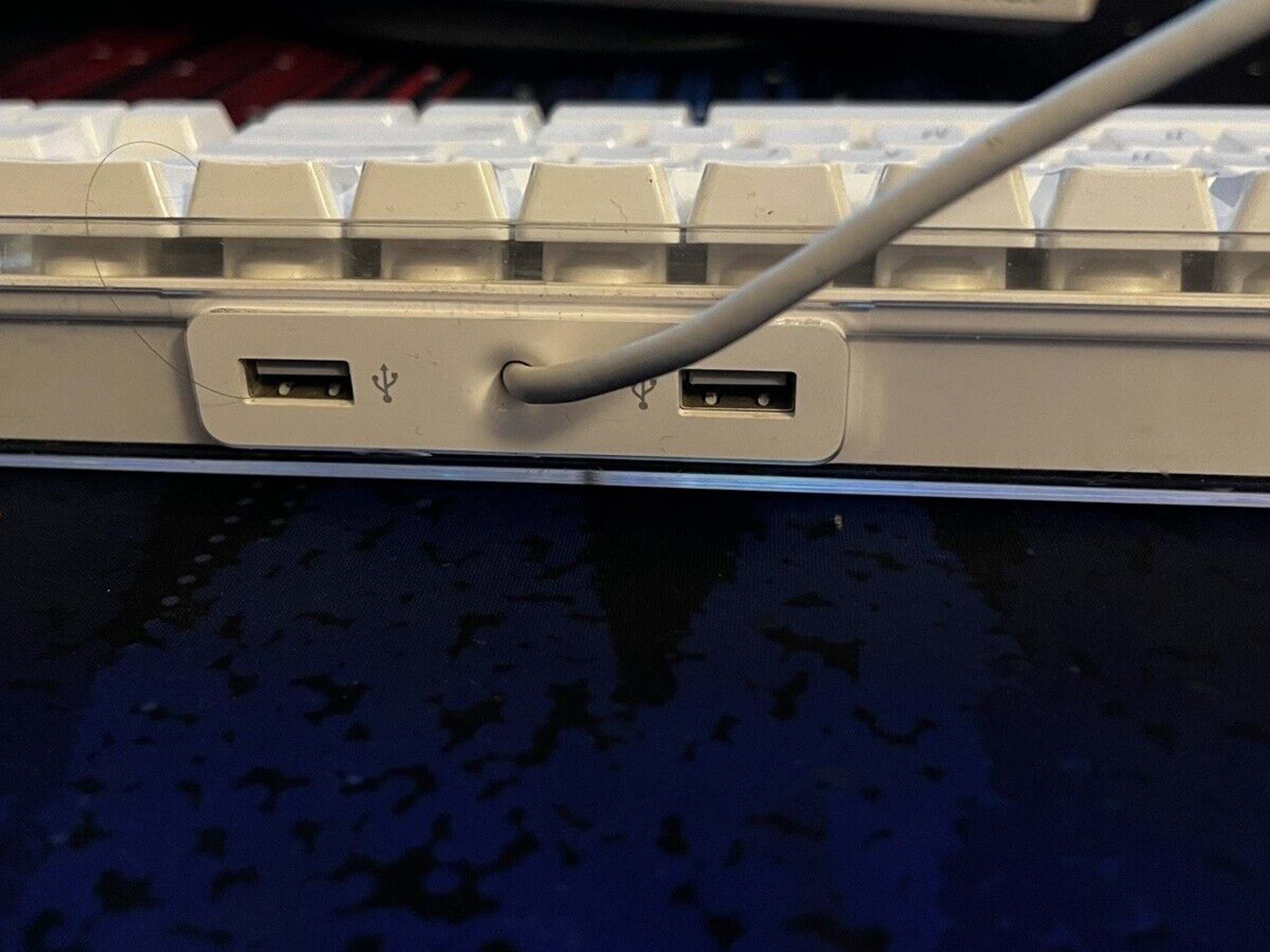 Apple OEM Wired Dual USB Keyboard Model A1048 White 2003 Tested and Working