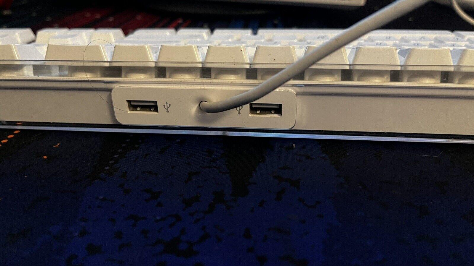 Apple OEM Wired Dual USB Keyboard Model A1048 White 2003 Tested and Working