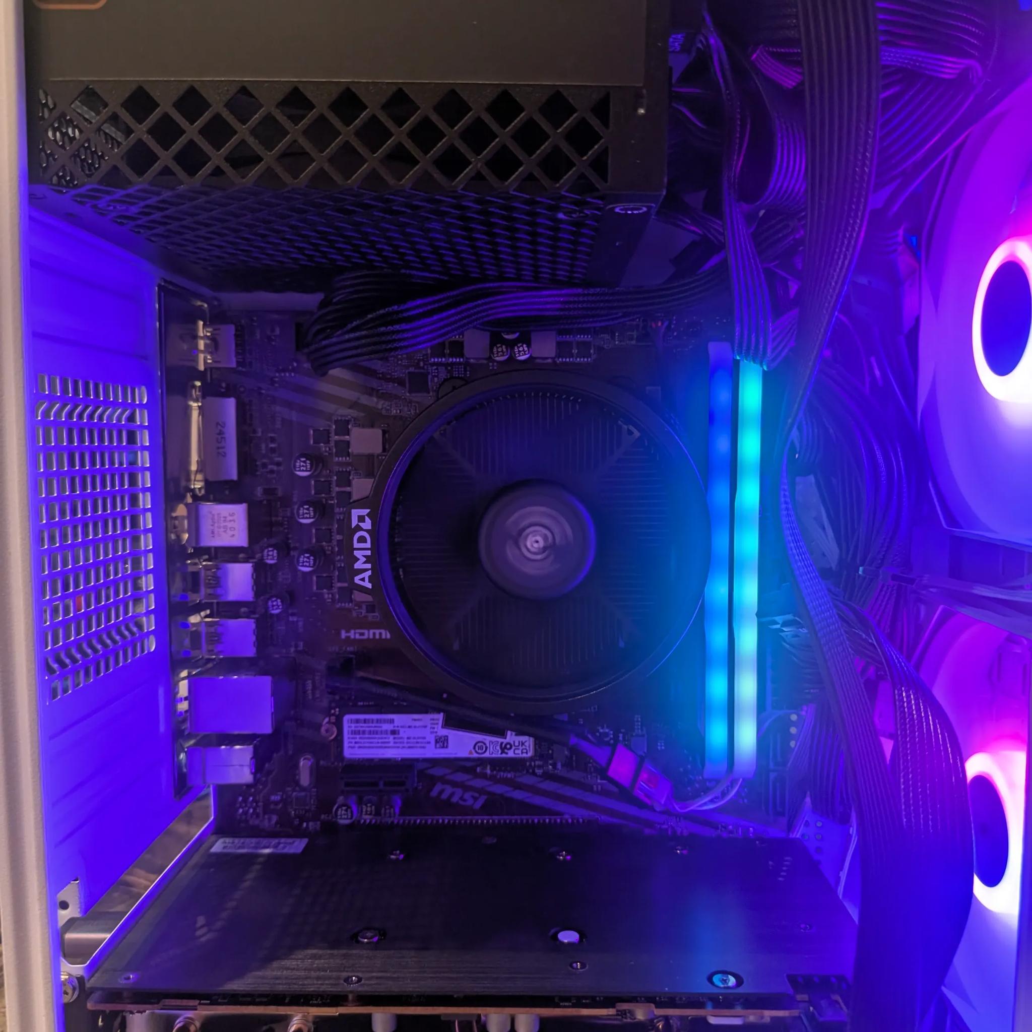 The Silksong - RX 7600, Ryzen 5 5600, 32 GB RAM, 1 TB NVME, RGB