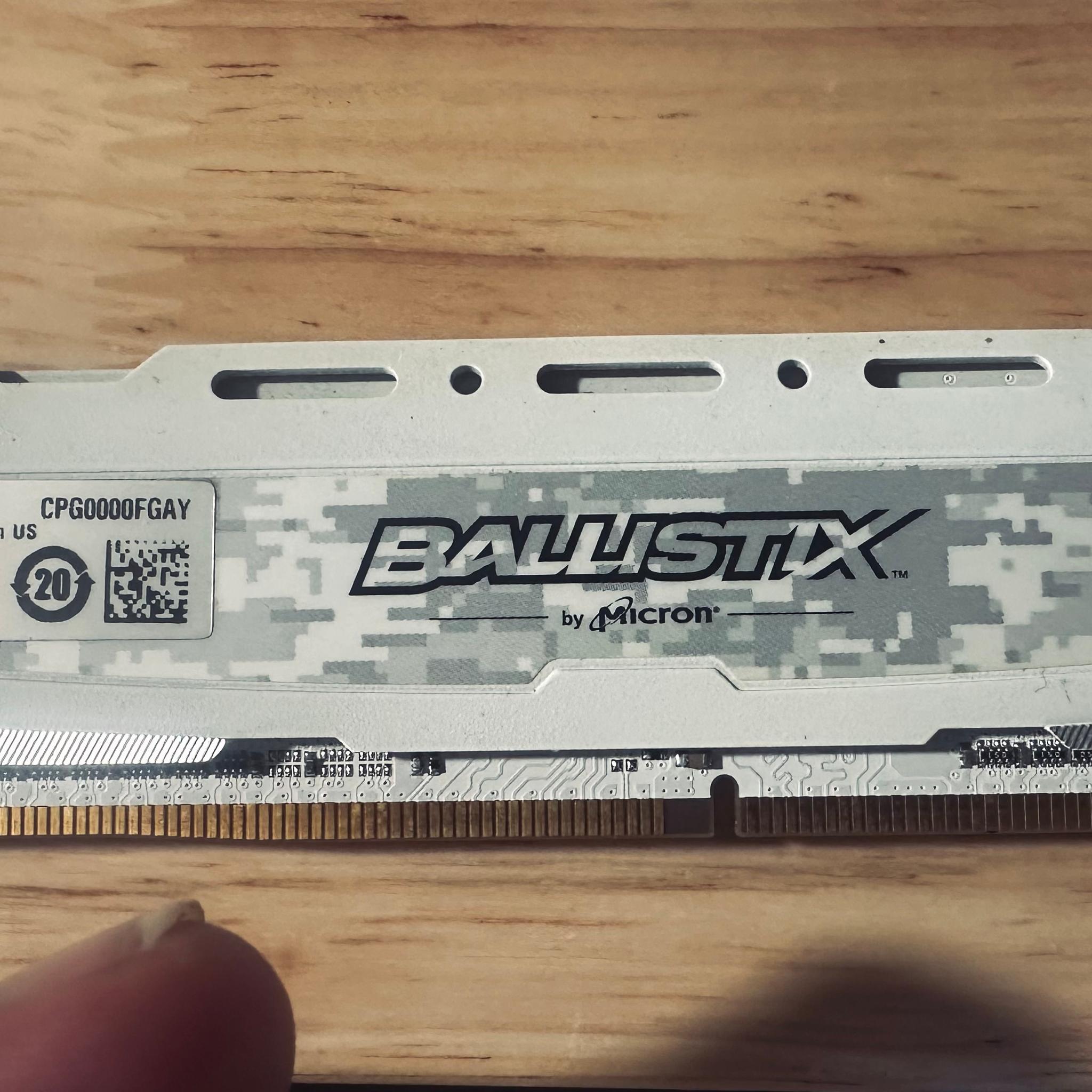WHITE Ballstix 32GB DDR4