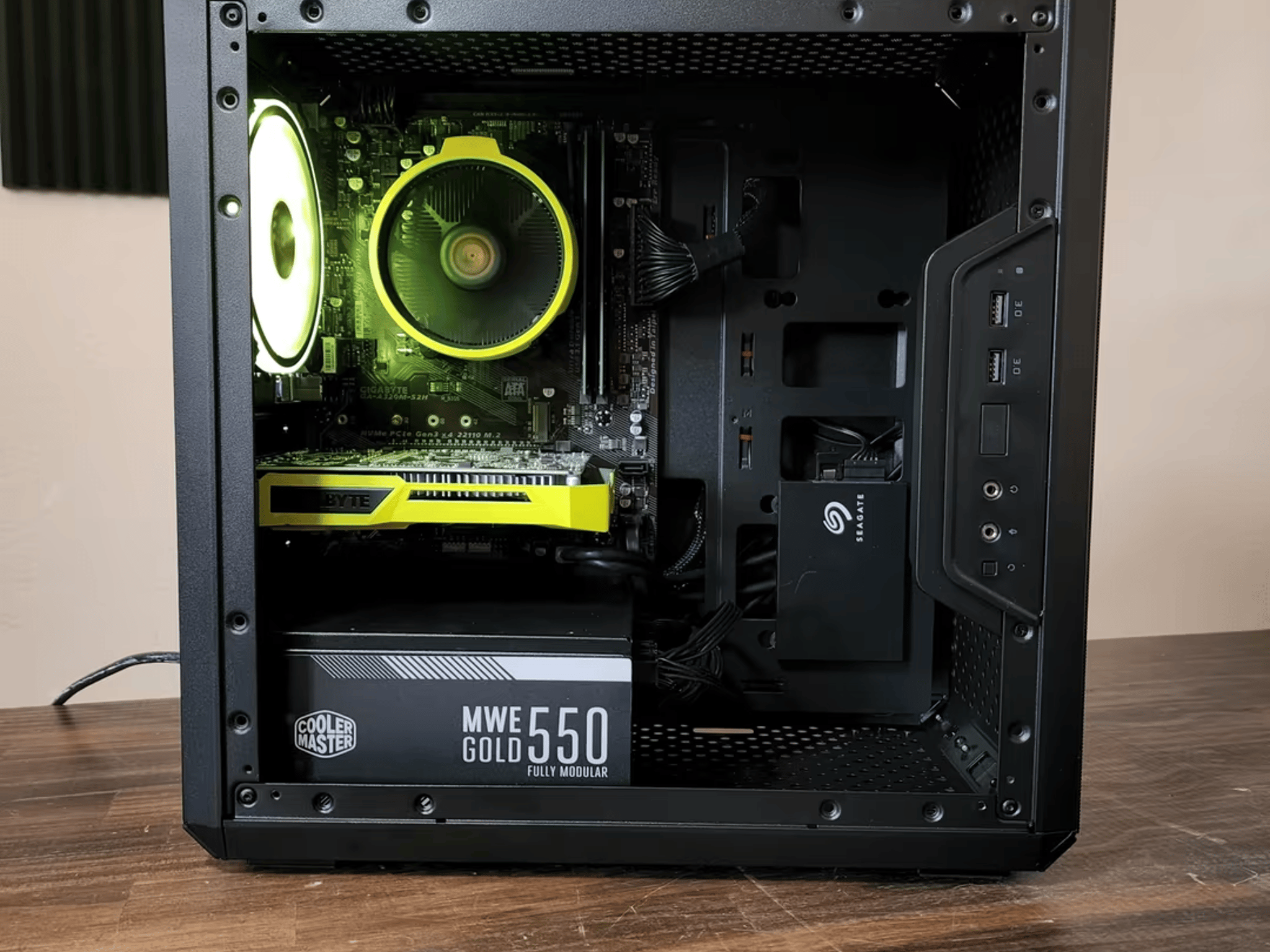 AMD Ryzen 3 2200G // AMD Radeon RX550 // 16GB 3200MHz