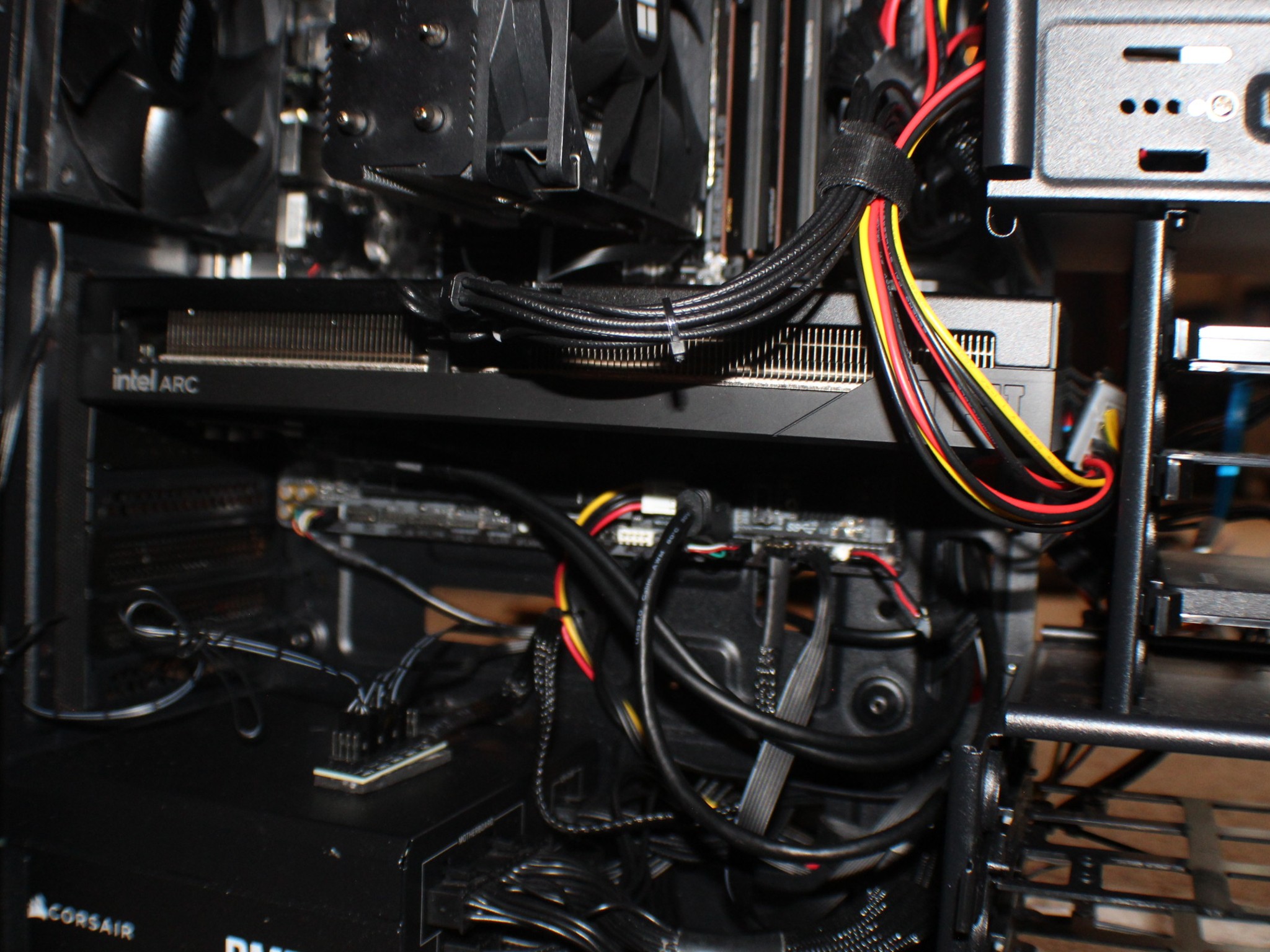 Thermaltake / Ryzen 5 9600x / Intel B580