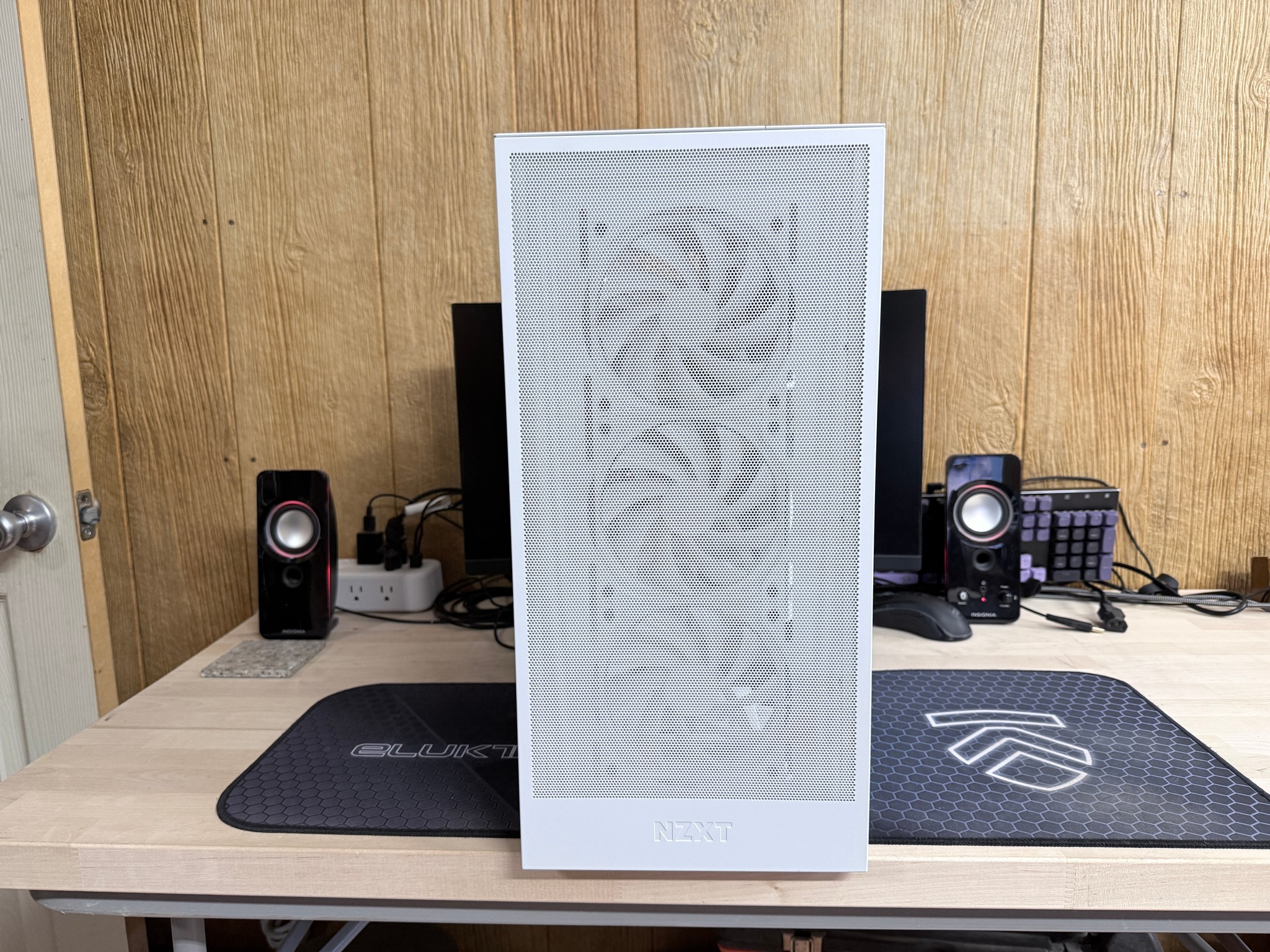AMD Ryzen 3700X, 16GB, 1TB, Radeon RX 6600 XT 8GB - Beautiful Custom Built Gaming PC, Ready to go!