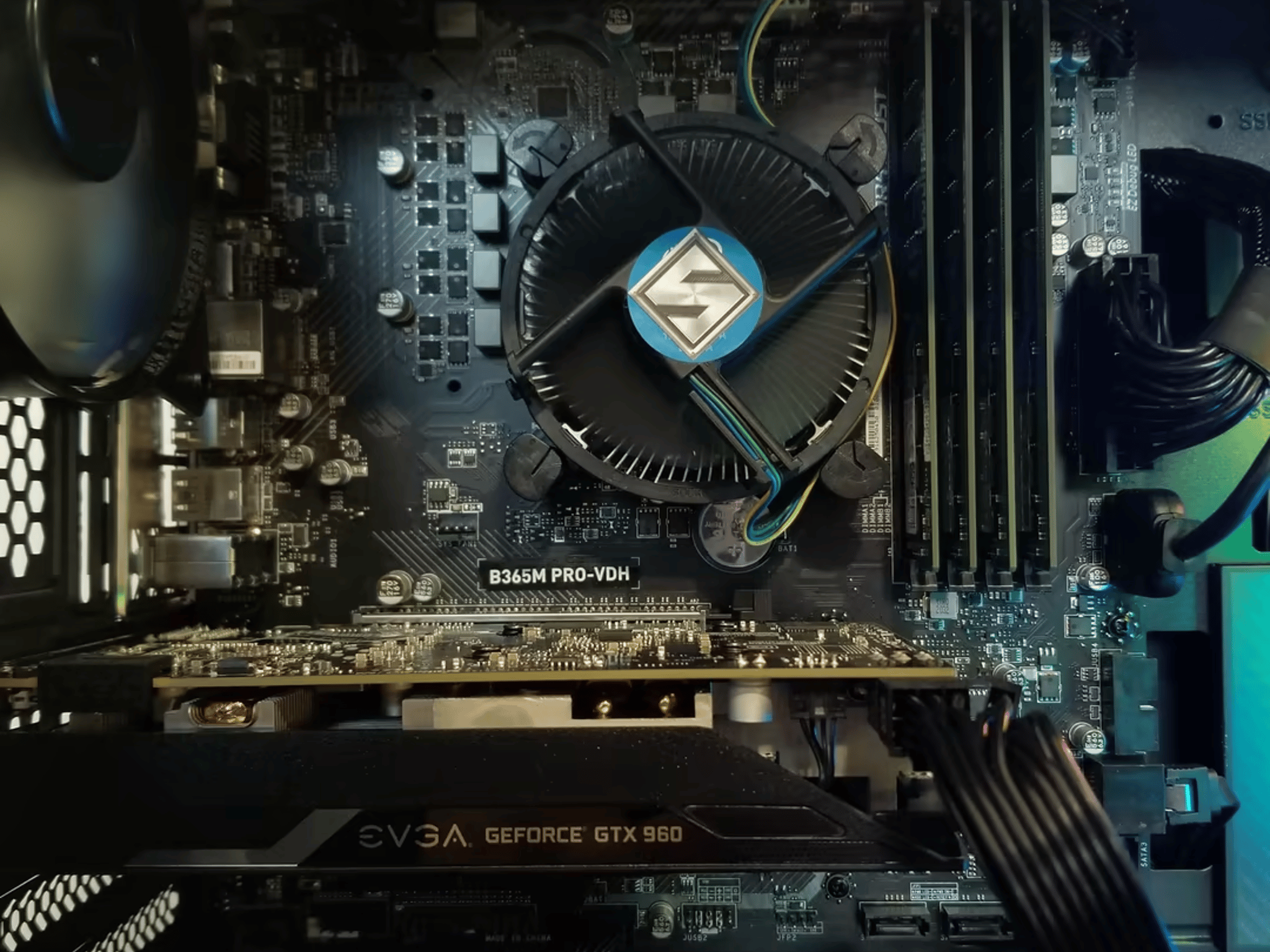 Intel Core i3 8300 // EVGA GeForce GTX 960 2G // Crucial 4x4 16GB // 480GB SSD