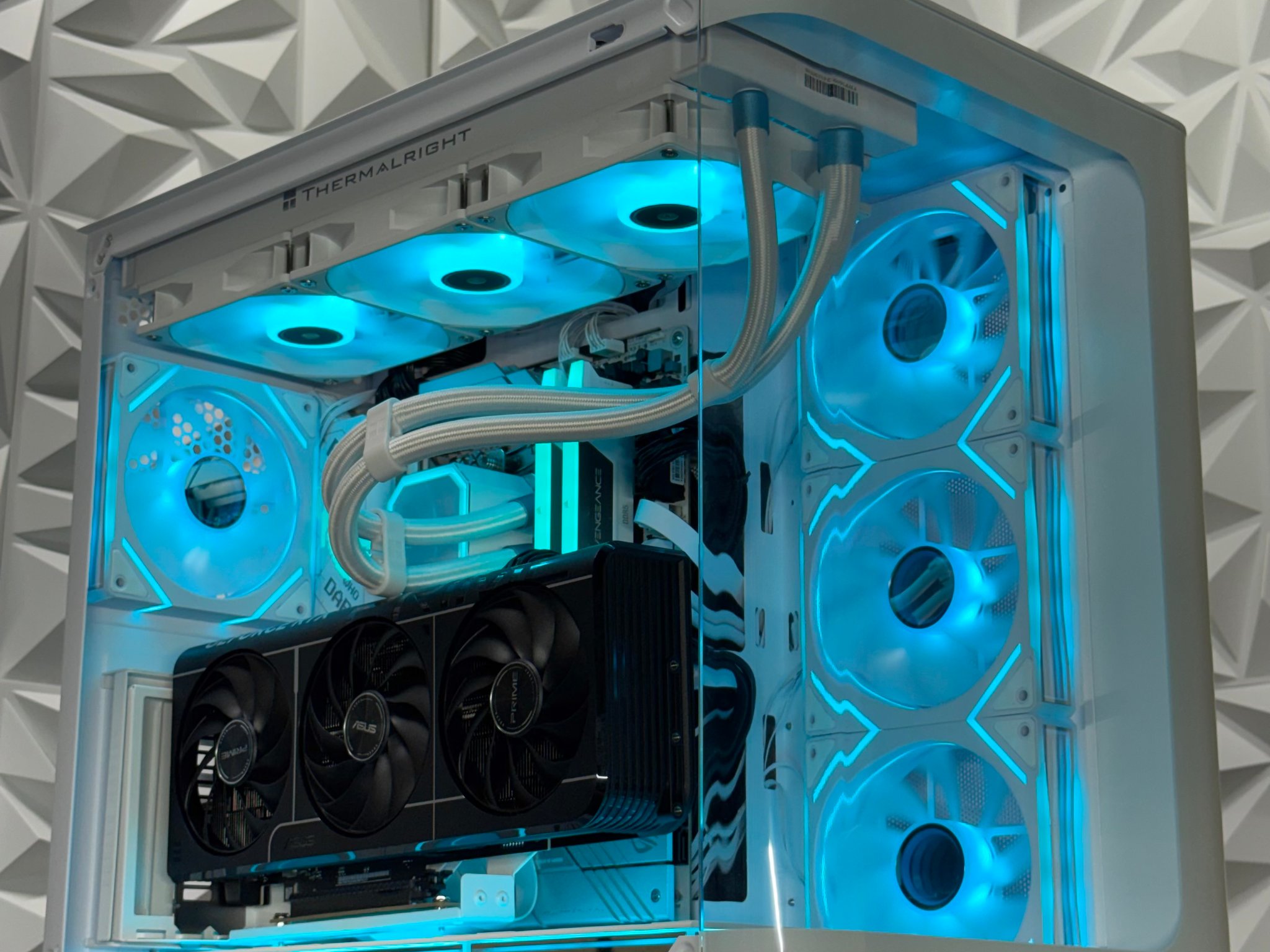 RTX 5080 / Ryzen 9 9900X3D / 32GB 6000MHz DDR5 / 2TB Samsung 990 Evo / x870