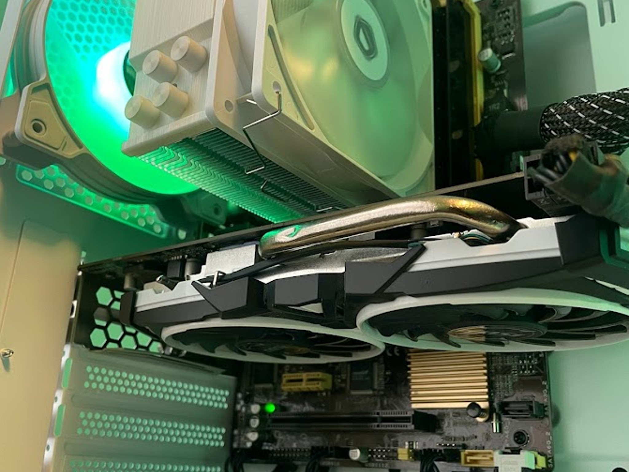 RGB White Gaming PC| Intel i5 / Amd RX470 / 8GB / 500GB Ssd Win 10 Pro WiFi