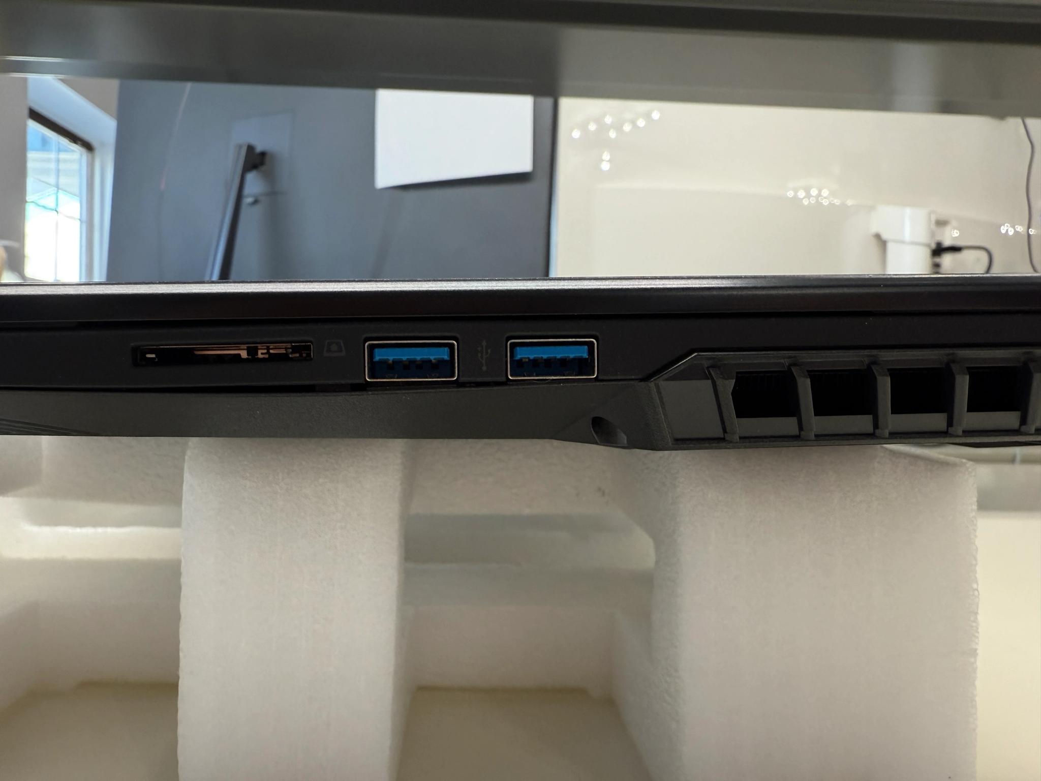 Eluktronics Mech-17, i7-8750H, RTX 2060, 16GB RAM, 512 SSD, 144HZ