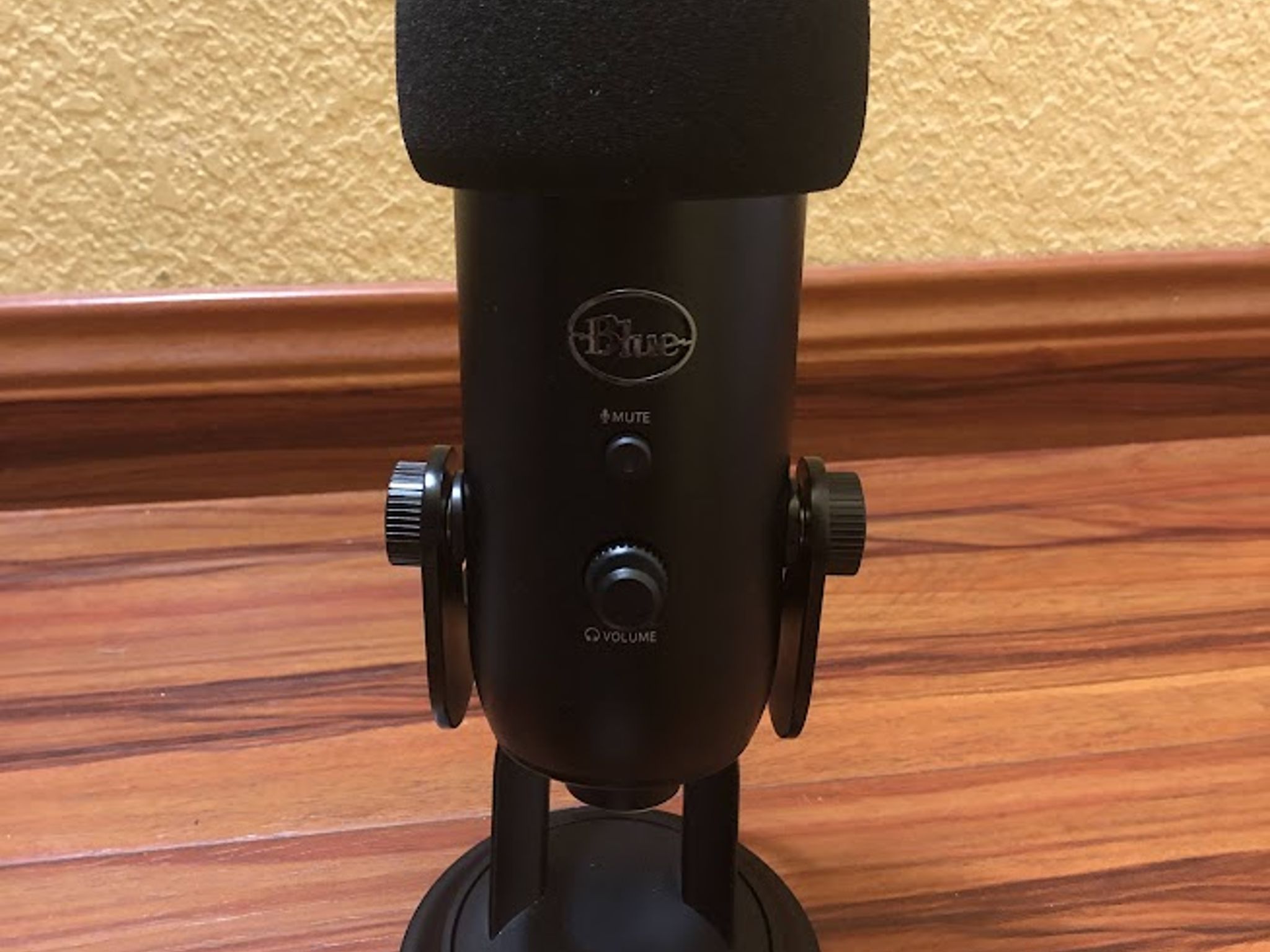 Blue Yeti USB Microphone - Blackout w/ Mudder Foam Cover & Auphonix Pop Filter