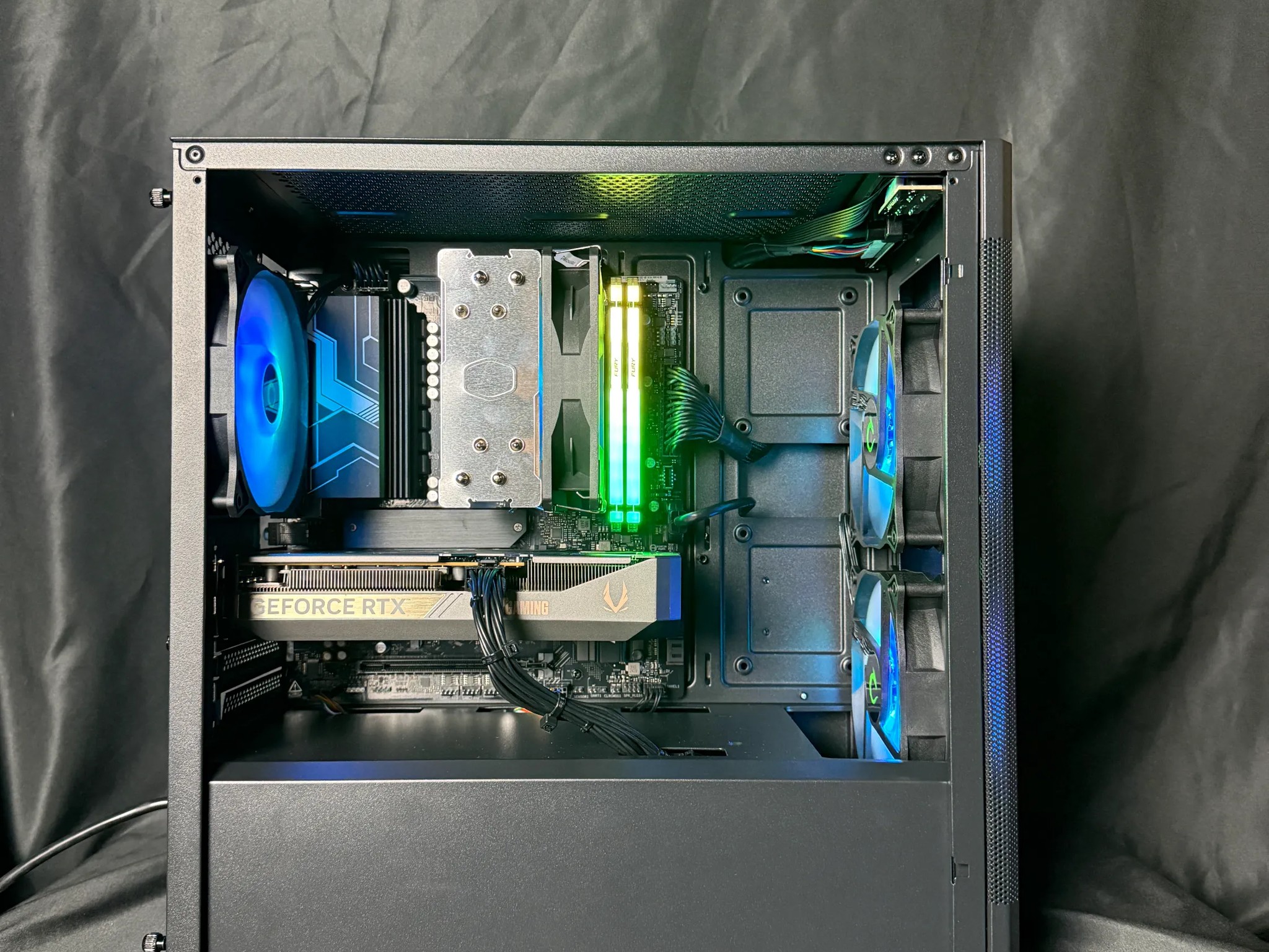 Serpent Plus Gaming PC w - Ryzen 5 8400F / RTX 5060 8GB / 1TB SSD / 16GB DDR5 / B850M WIFI