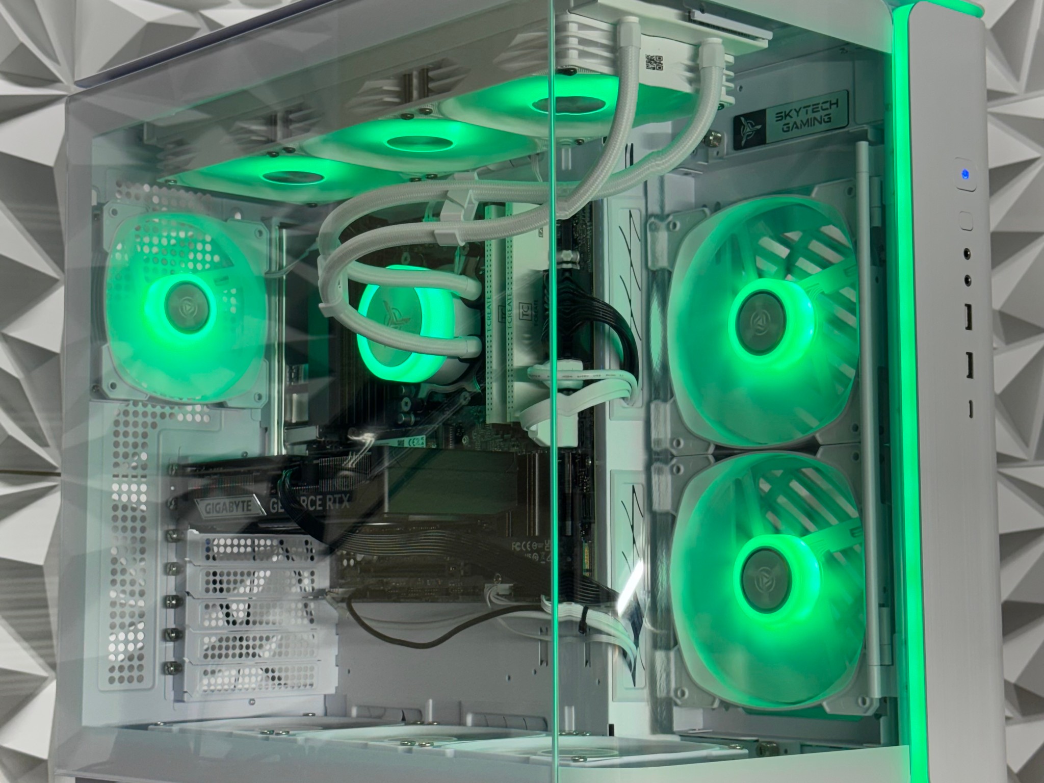Ryzen 7 9700x / RTX 5060 ti 16GB / 16GB DDR5 Ram / 1Tb storage / Windows 11