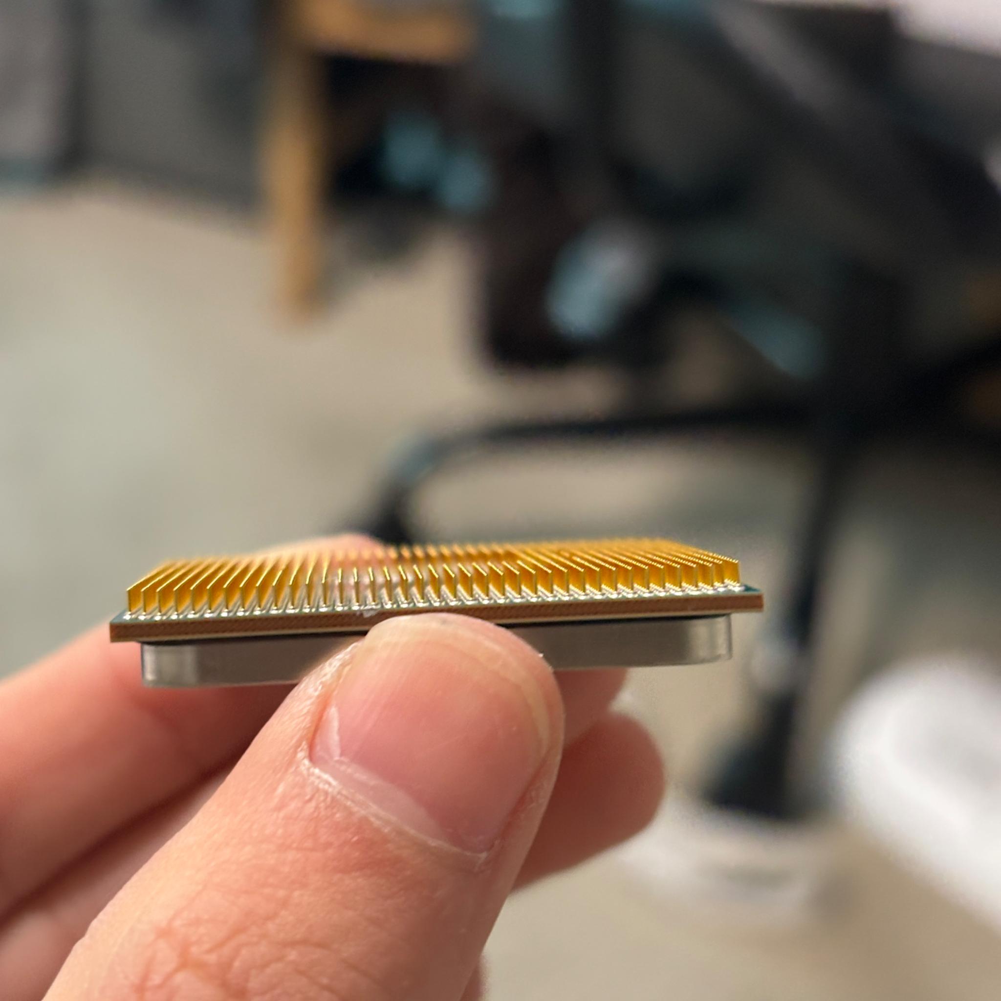 AMD RYZEN 5 5600 includes fan