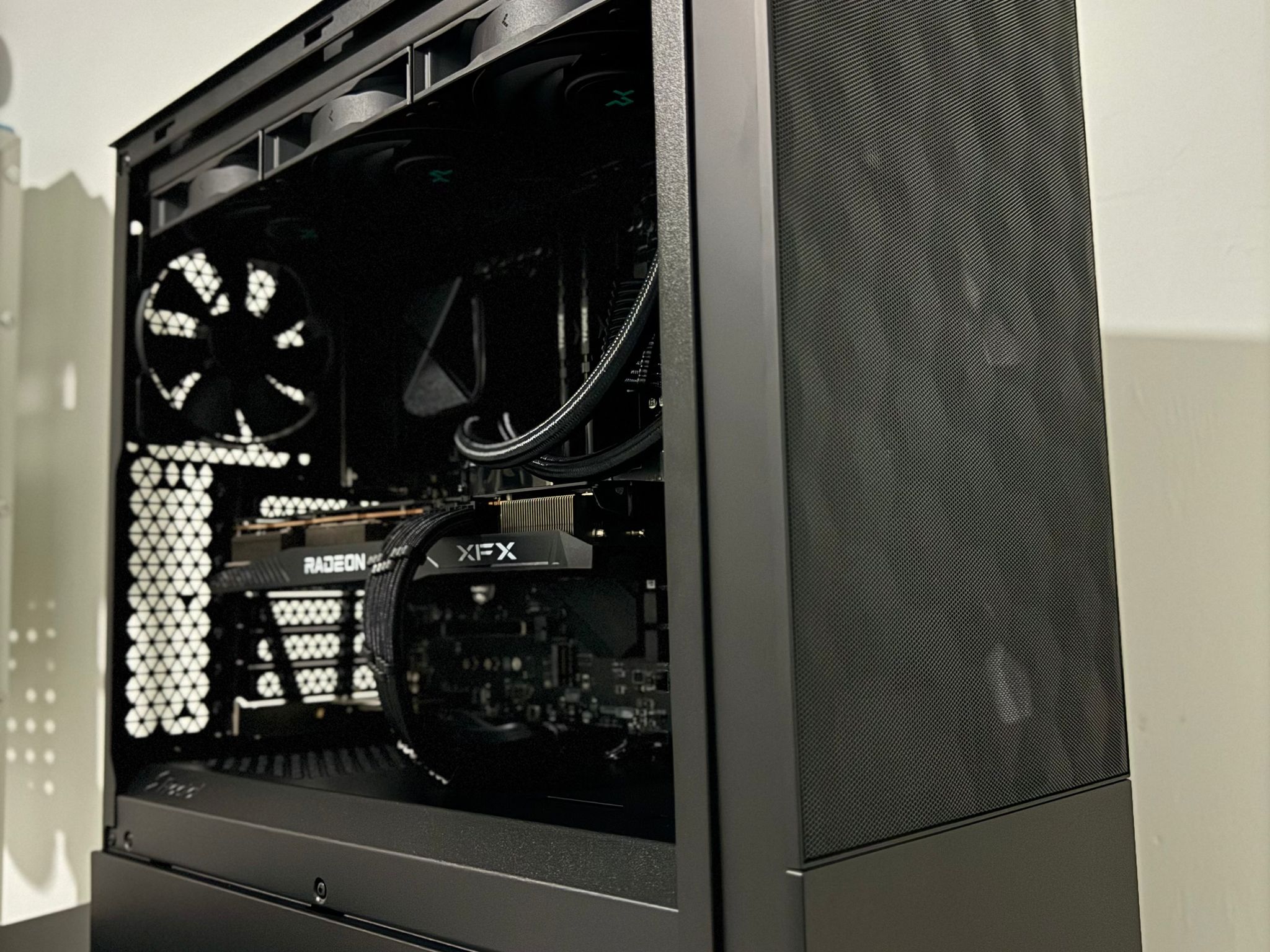 AntiRGB 6700XT / 5600X ALL BLACK GAMING PC