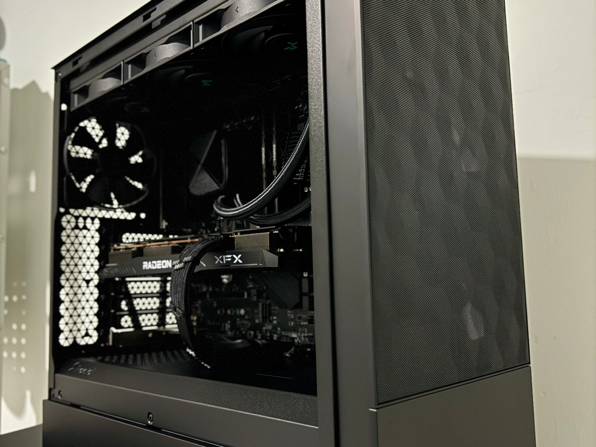 AntiRGB 6700XT / 5600X ALL BLACK GAMING PC
