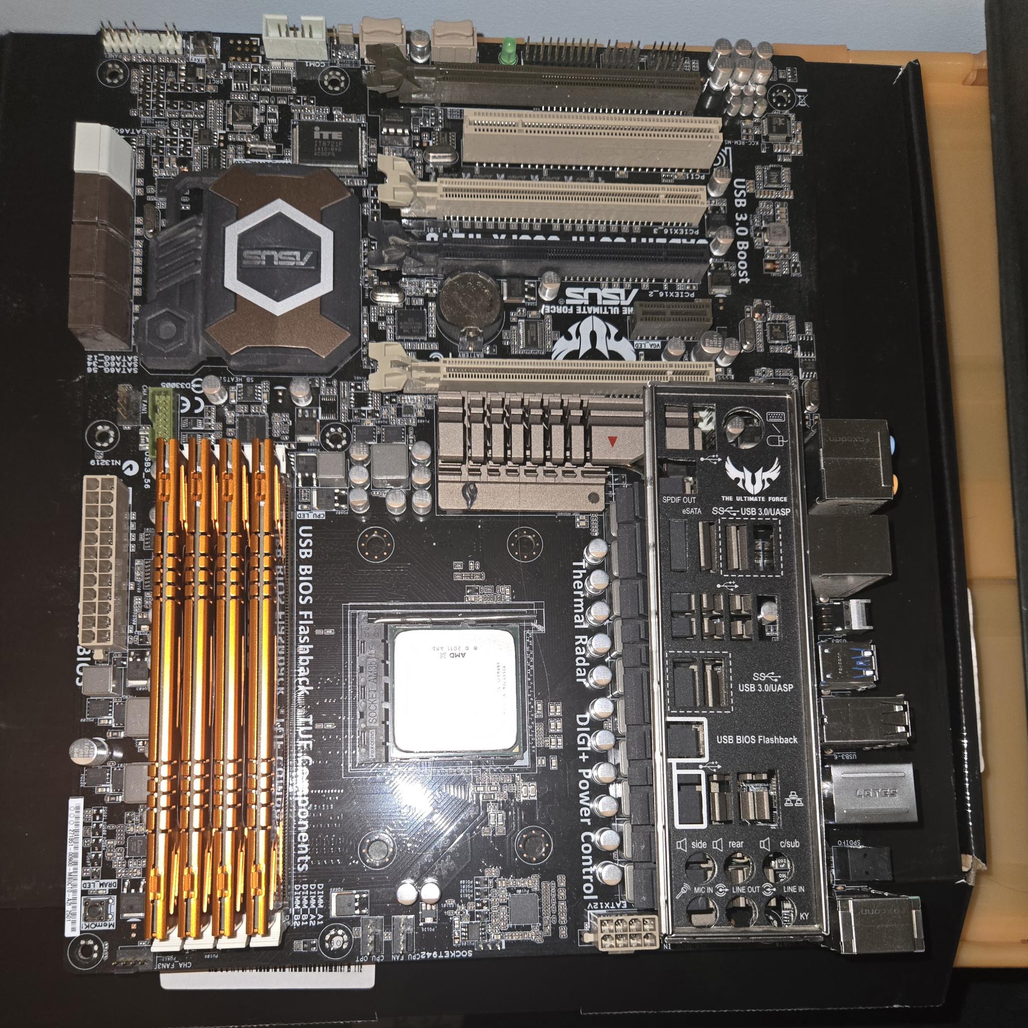 Asus Sabertooth 990fx r2.0 w AMD FX9590 & 32gb ddr3 Combo