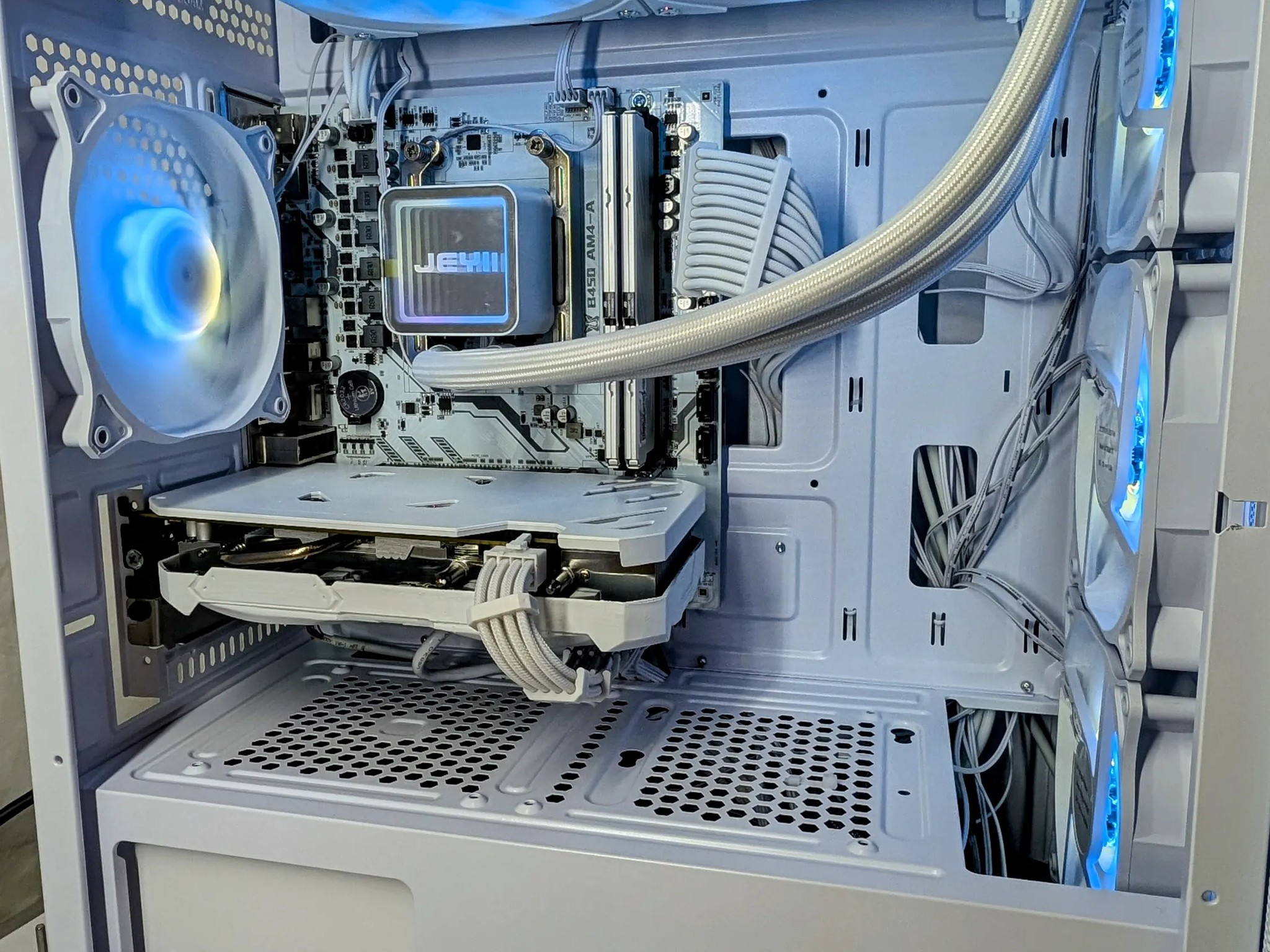 🔥 White Gaming PC – RTX 4060 | Ryzen 5 3600 | 32GB RAM | 1TB NVMe | Wi-Fi & Bluetooth 🔥