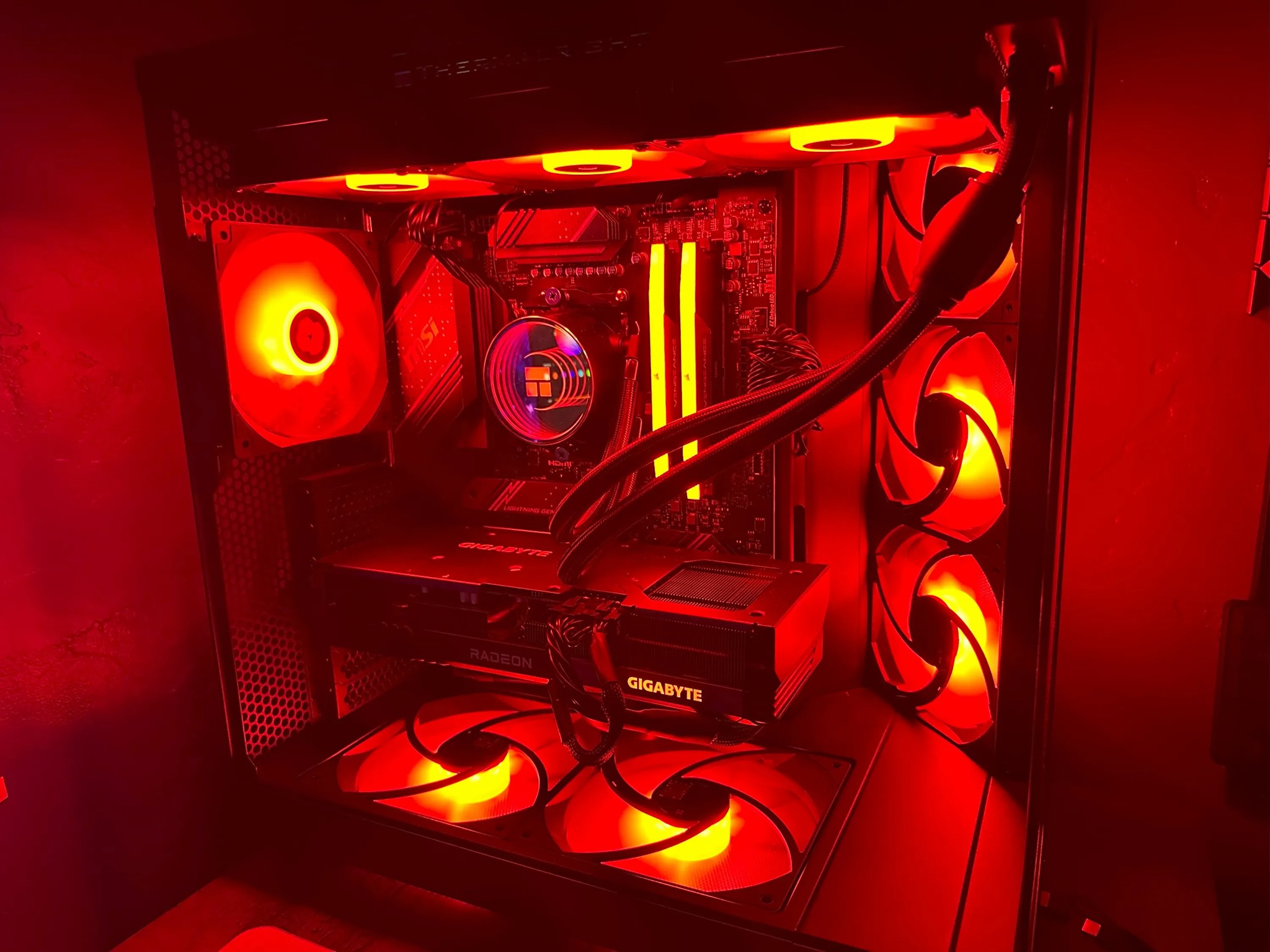 ON SALE! Sleek Black Fishtank RGB Gaming PC – GPU : 7600XT CPU : 7700