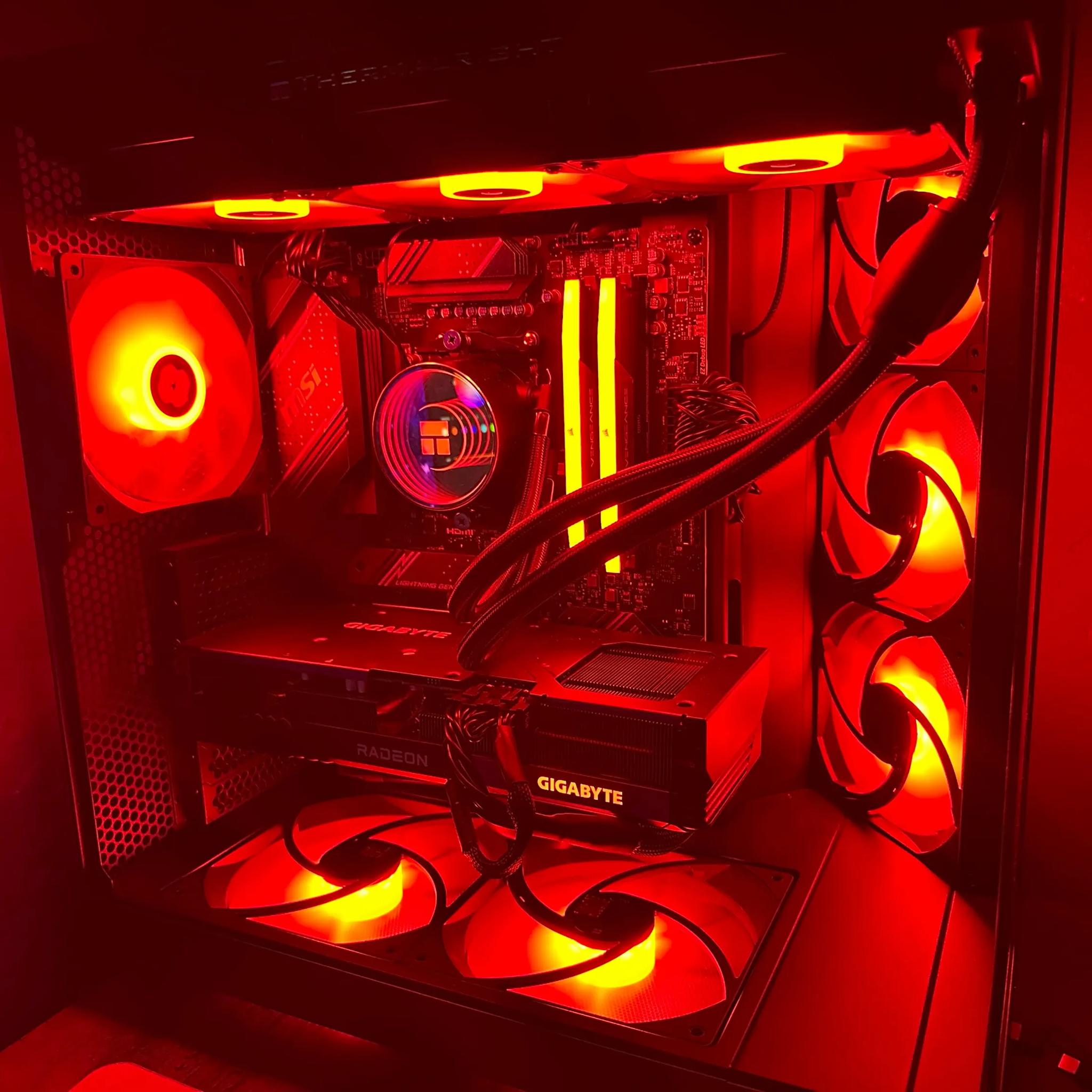 ON SALE! Sleek Black Fishtank RGB Gaming PC – GPU : 7600XT CPU : 7700
