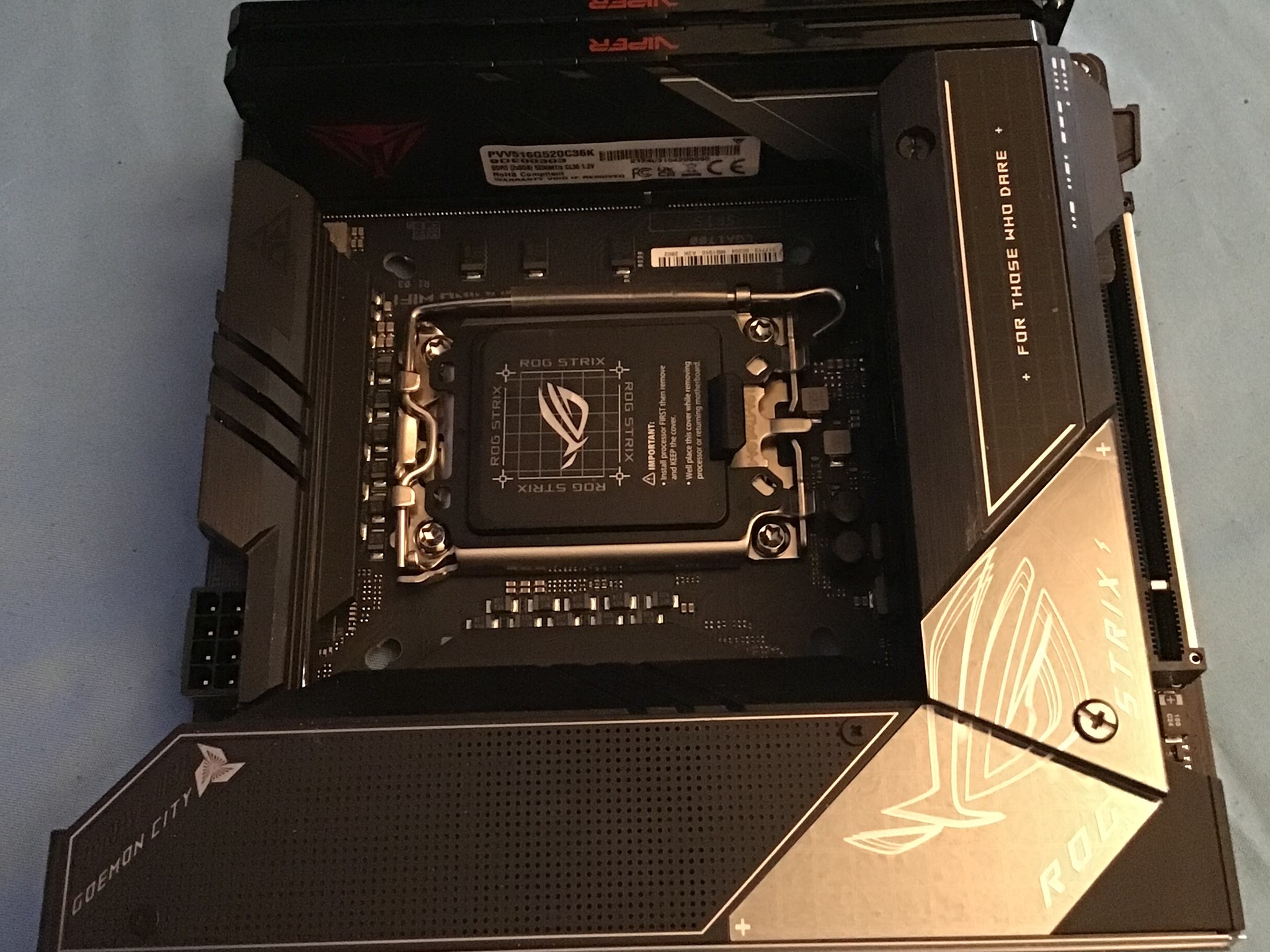ASUS ROG Strix Z690-I Gaming & Patriot Viper Venom 16GB