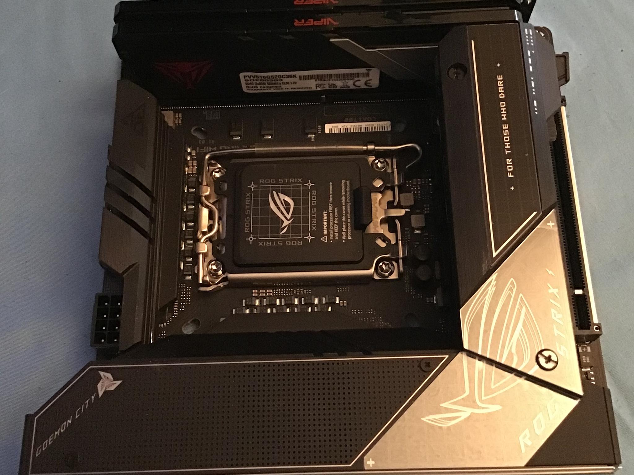ASUS ROG Strix Z690-I Gaming & Patriot Viper Venom 16GB