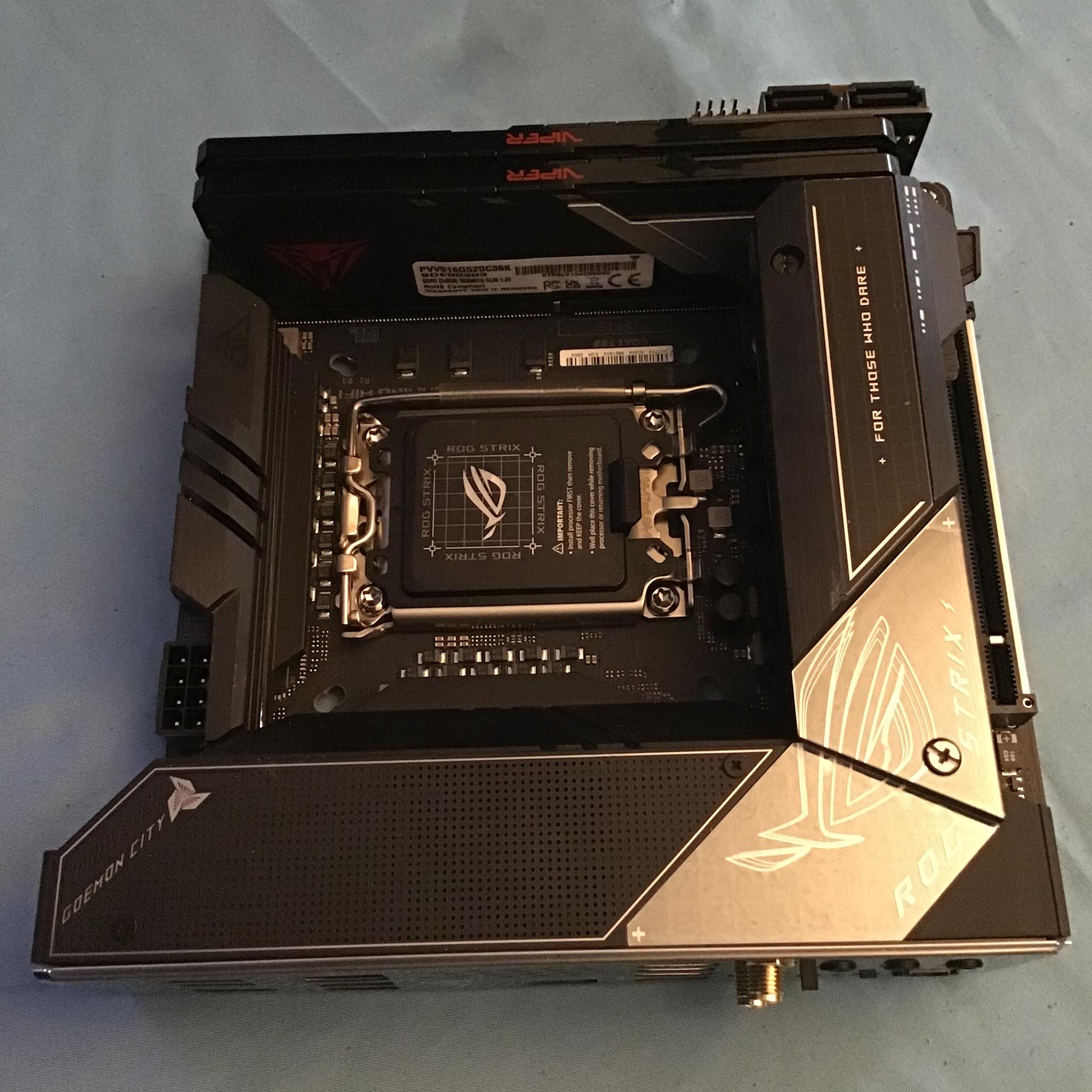 ASUS ROG Strix Z690-I Gaming & Patriot Viper Venom 16GB