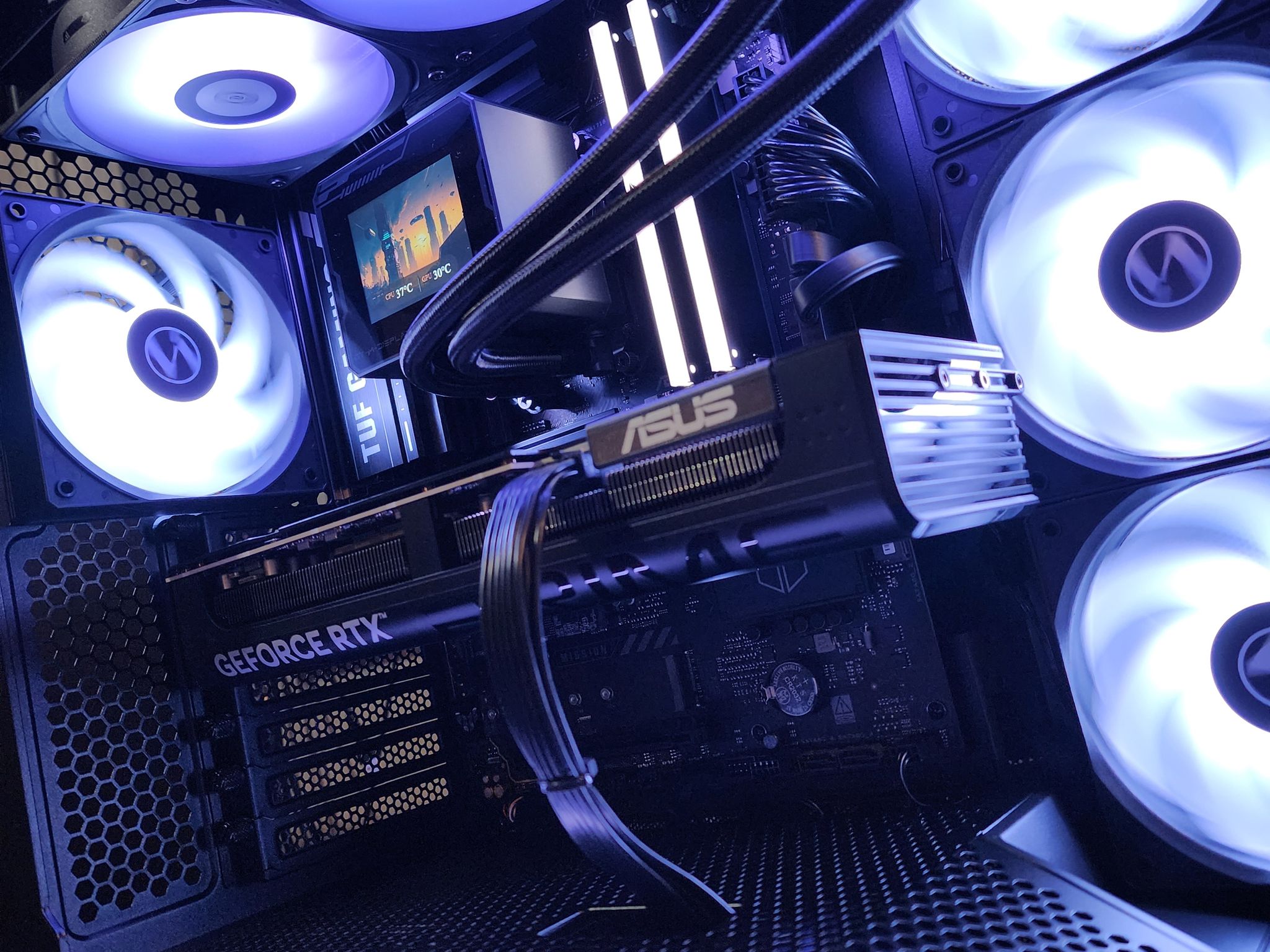 RTX 5070 Ti / Ryzen 7 9800X3D / 32GB DDR5 RAM / 2TB NVMe