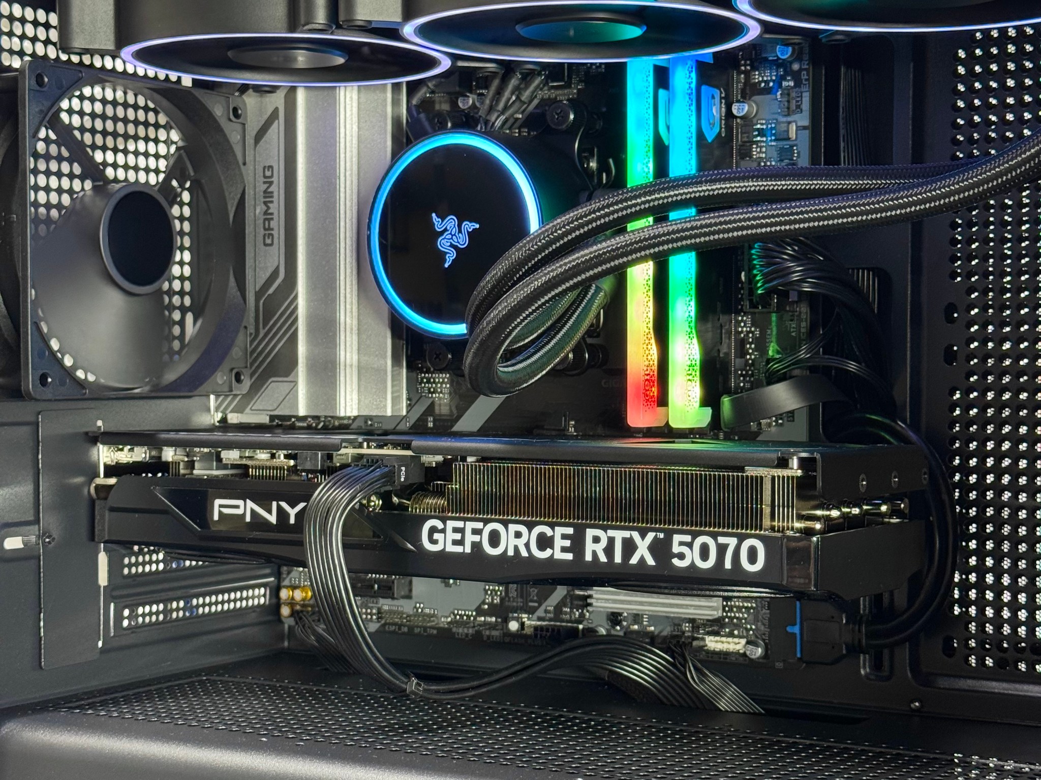 Rtx 5070 / Ryzen 9 7900X3D / 32GB 5200MHz DDR5 / 1Tb crucial Nvme / Windows 11 pro