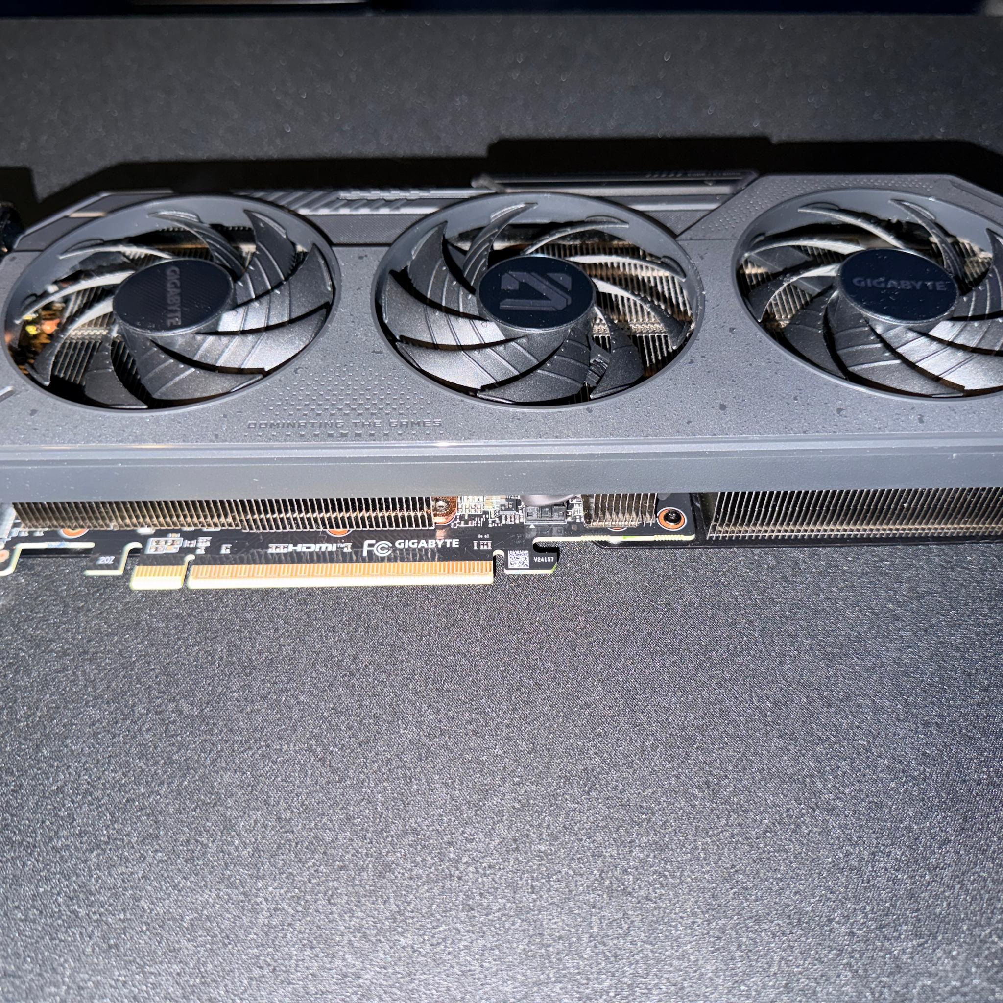 Radeon RX 9060xt 8gb triple fan OC edition