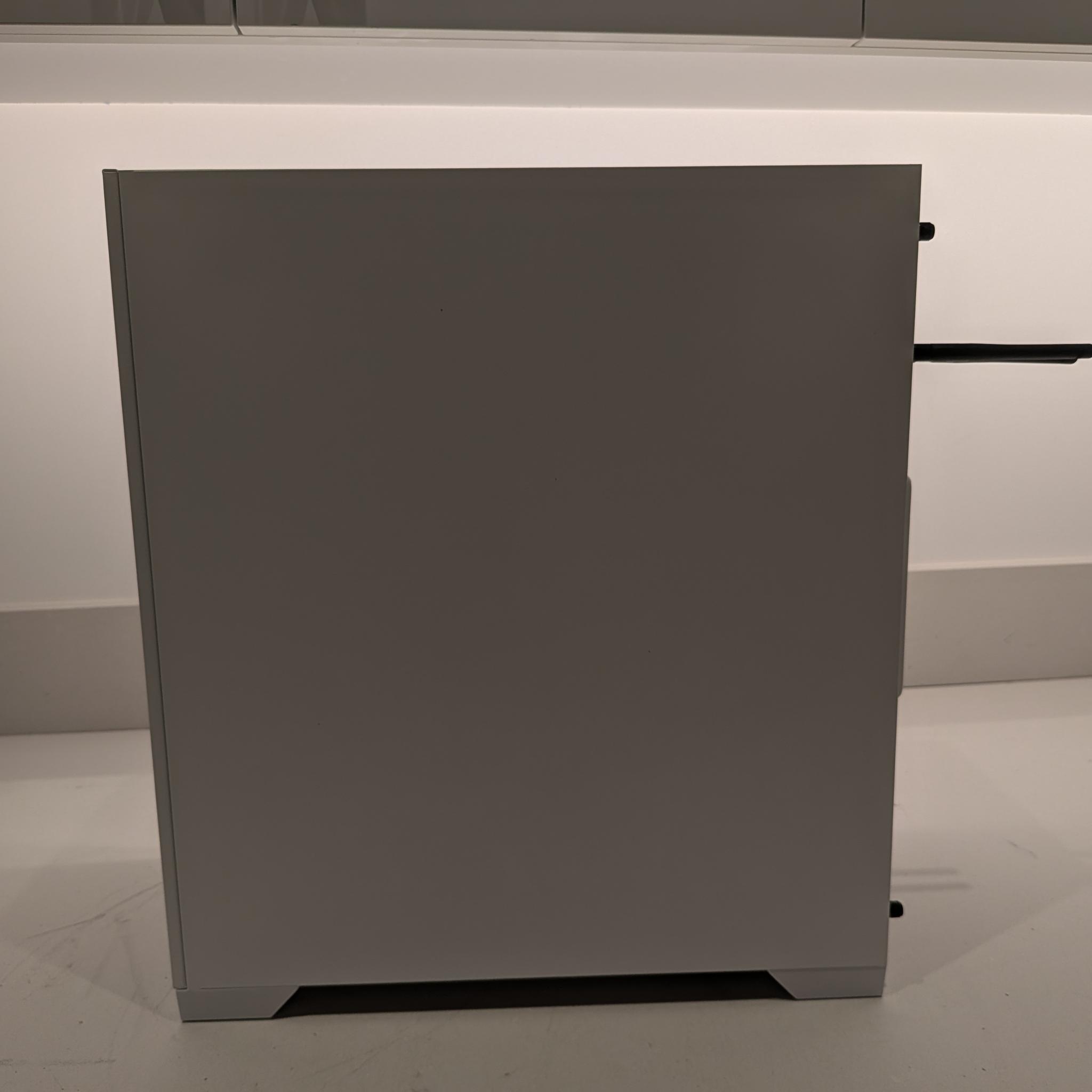 1440p Snow Box - RX 9060 XT 16 GB, Ryzen 5 7500F, 32 GB DDR5, 2 TB Gen 4 NVME, RGB