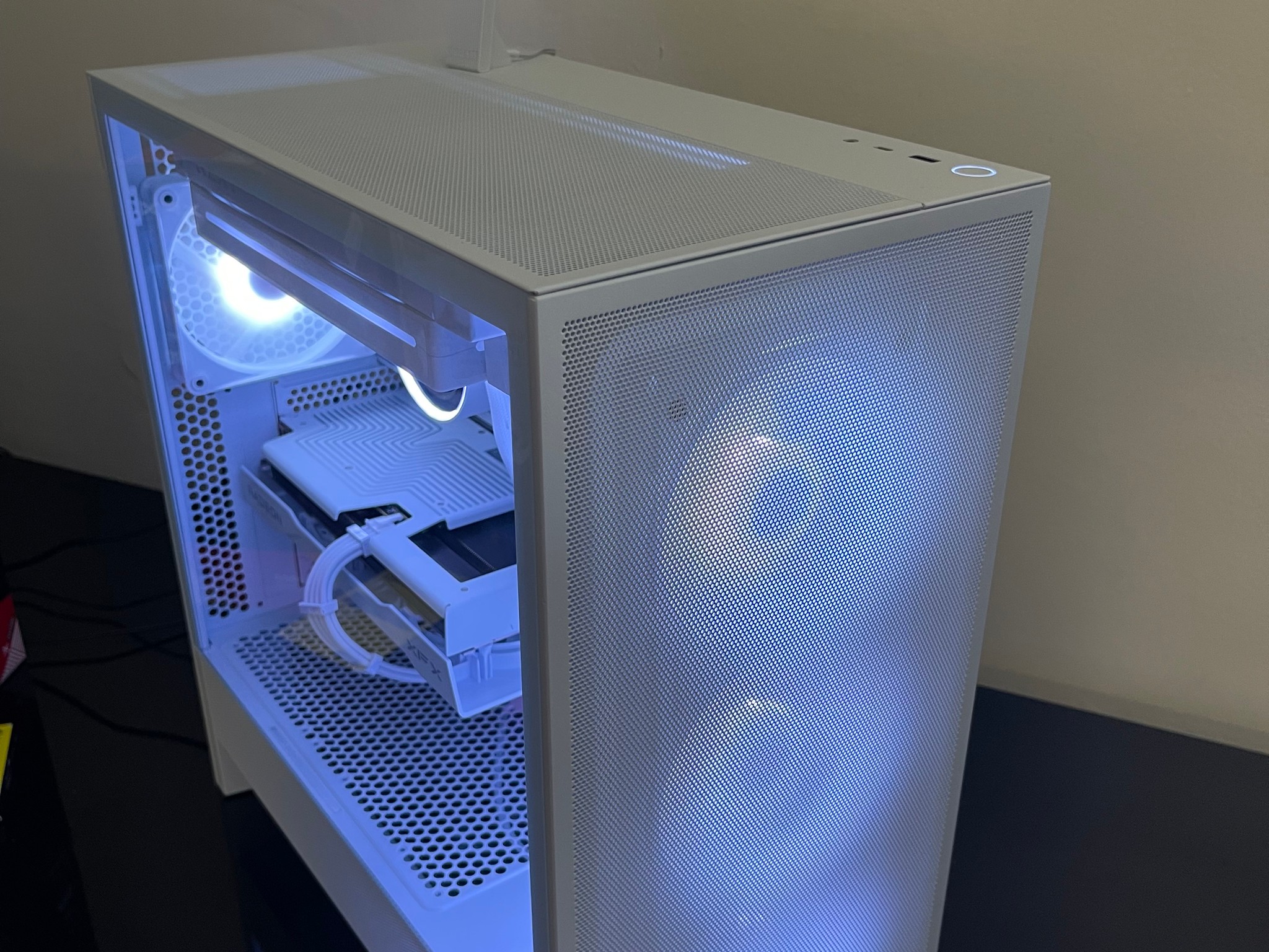 ❄️🌟ALL NEW! AM5 White PC / RX 9060 XT/ Ryzen 7 7700x/ 32GB DDR5/ 1TB gen4.🌟❄️