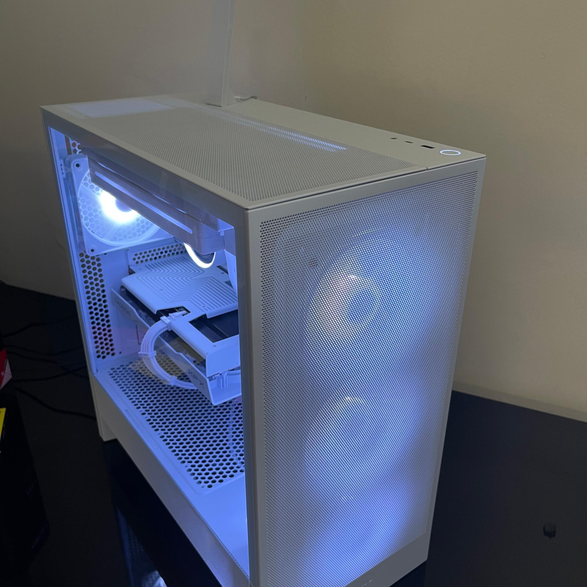 ❄️🌟ALL NEW! AM5 White PC / RX 9060 XT/ Ryzen 7 7700x/ 32GB DDR5/ 1TB gen4.🌟❄️