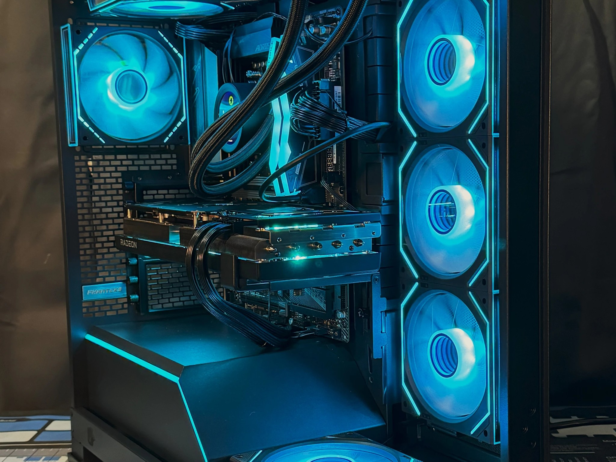 Blue Beetle|Ryzen 7 7700X|RX 7900GRE|32GB RAM|4TB SSD