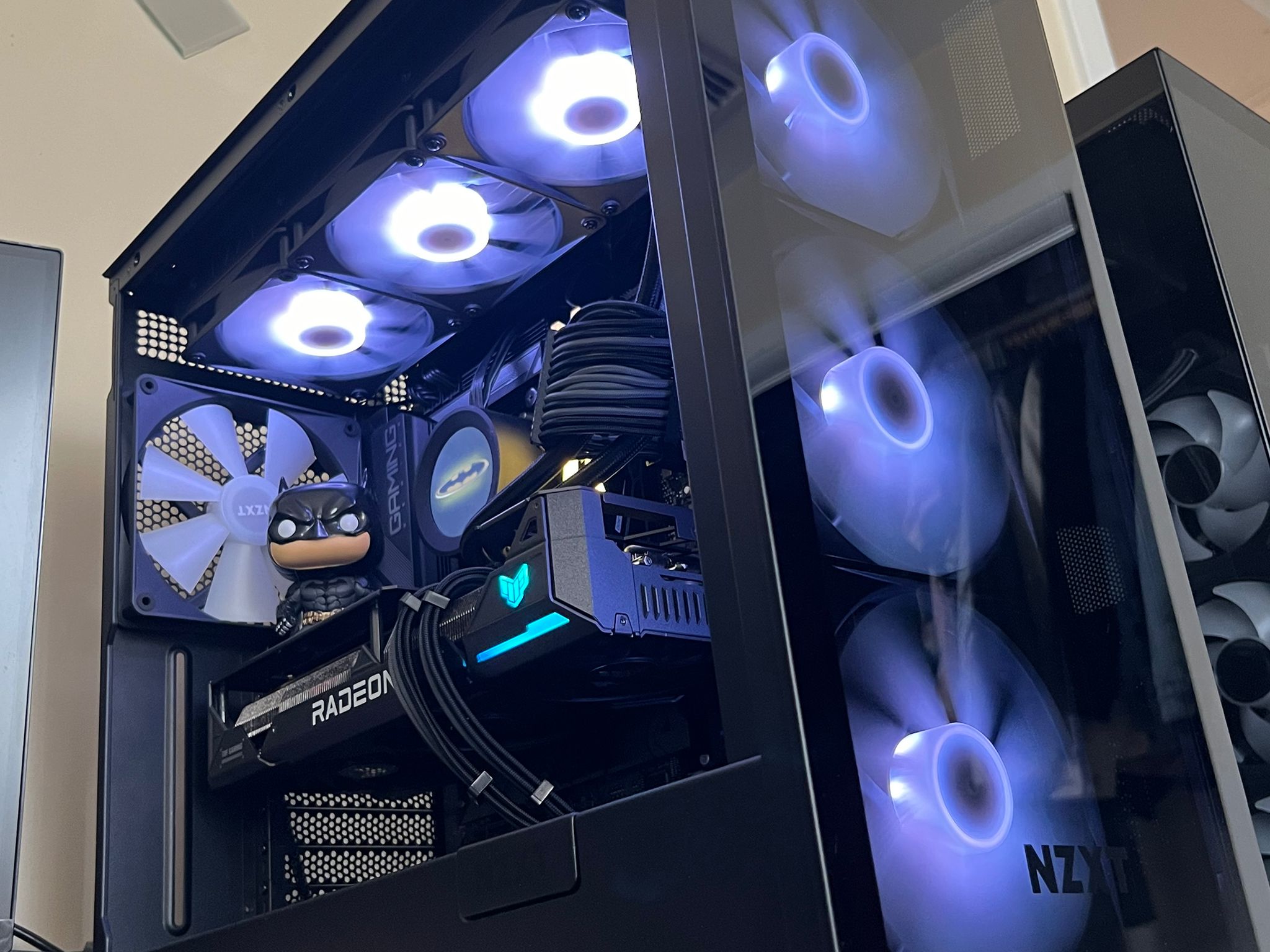 “The Batman” Ryzen 7 7800X3D, RX 7800 XT, 32GB DDR5, 1.5TB NVMe