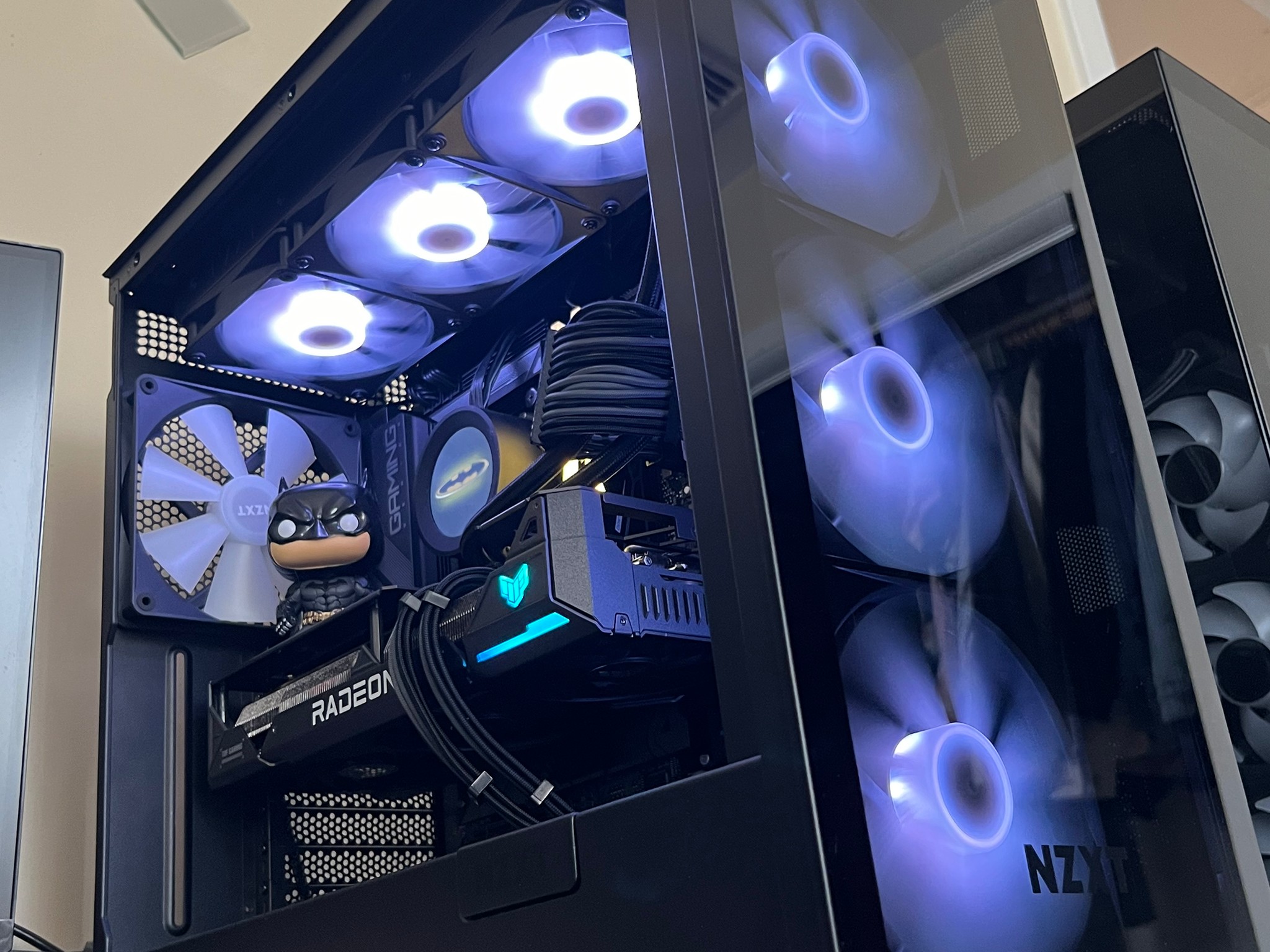 “The Batman” Ryzen 7 7800X3D, RX 7800 XT, 32GB DDR5, 1.5TB NVMe