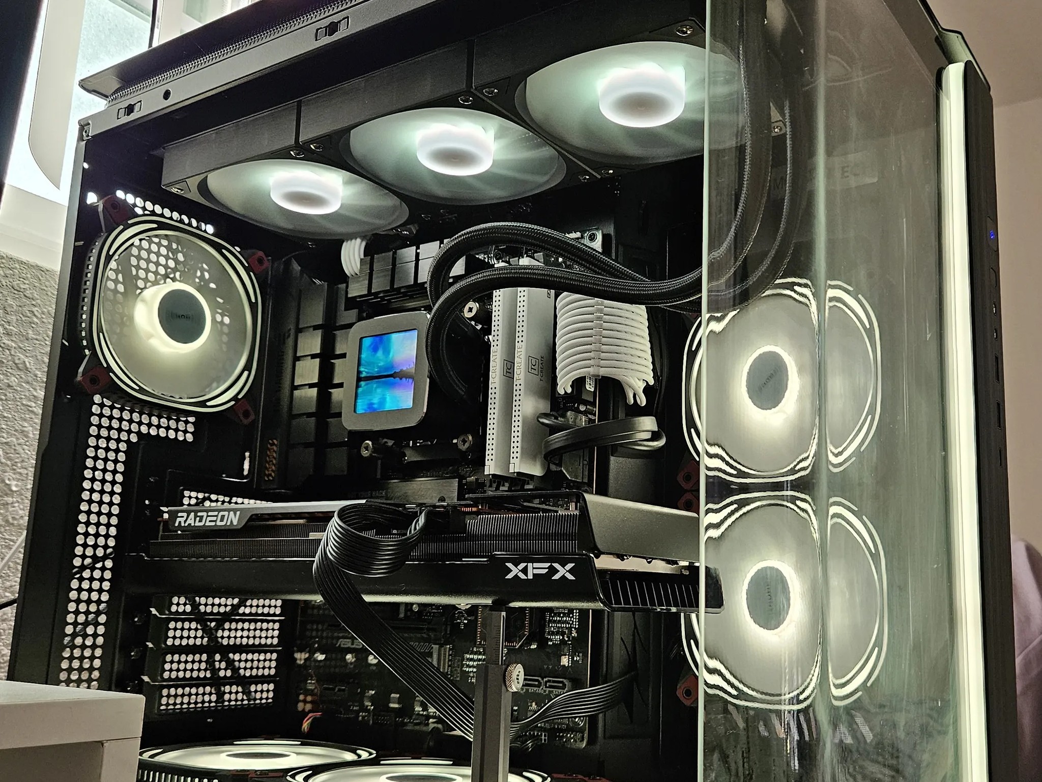 RX 7800 XT Gaming PC / Ryzen 7 7700X / 32GB DDR5 / 1TB M.2 NVMe / B650E / Montech King 95 / P30