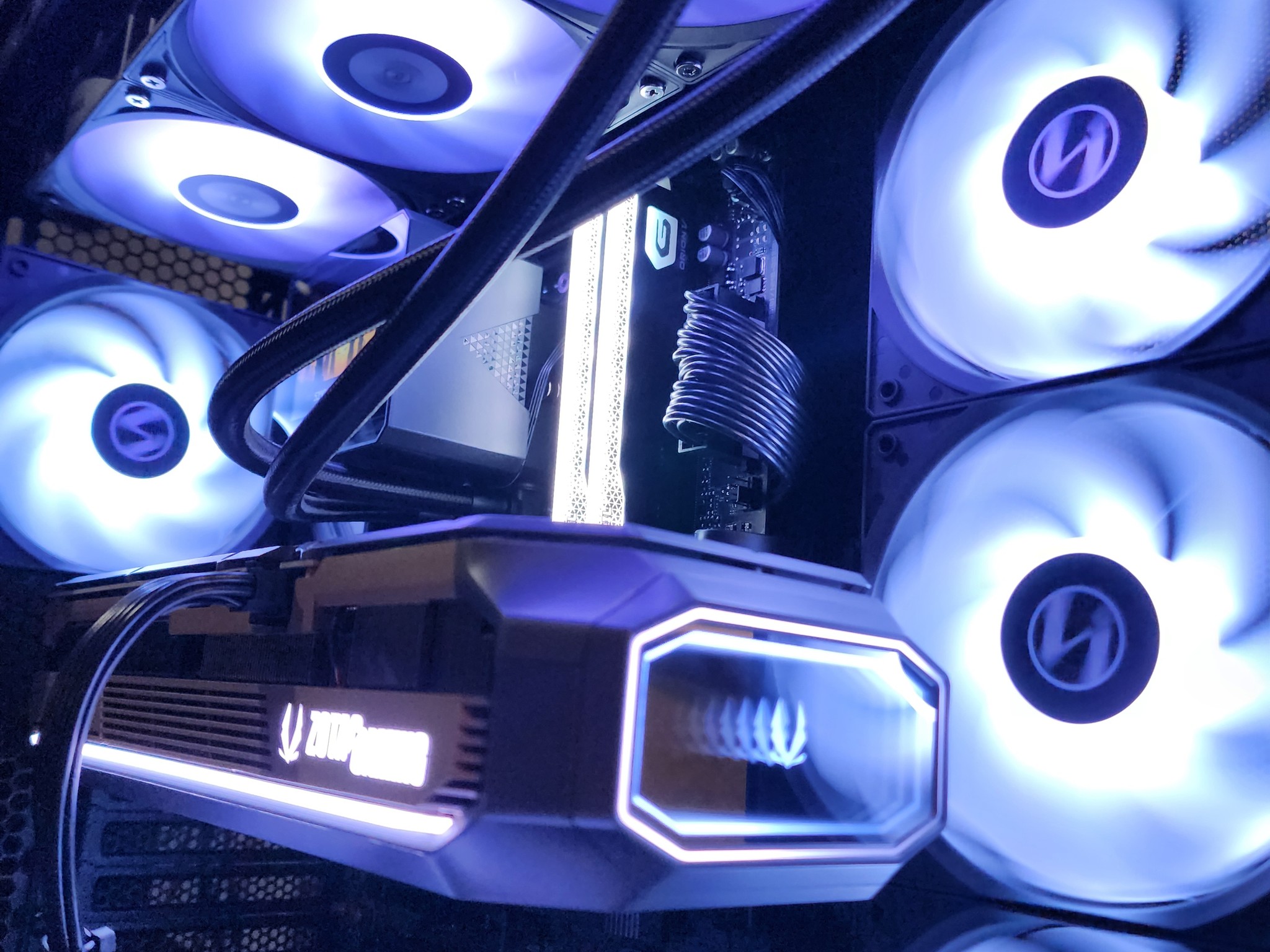 RTX 5080 / Ryzen 7 9850X3D / 32GB DDR5 RAM / 2TB NVMe