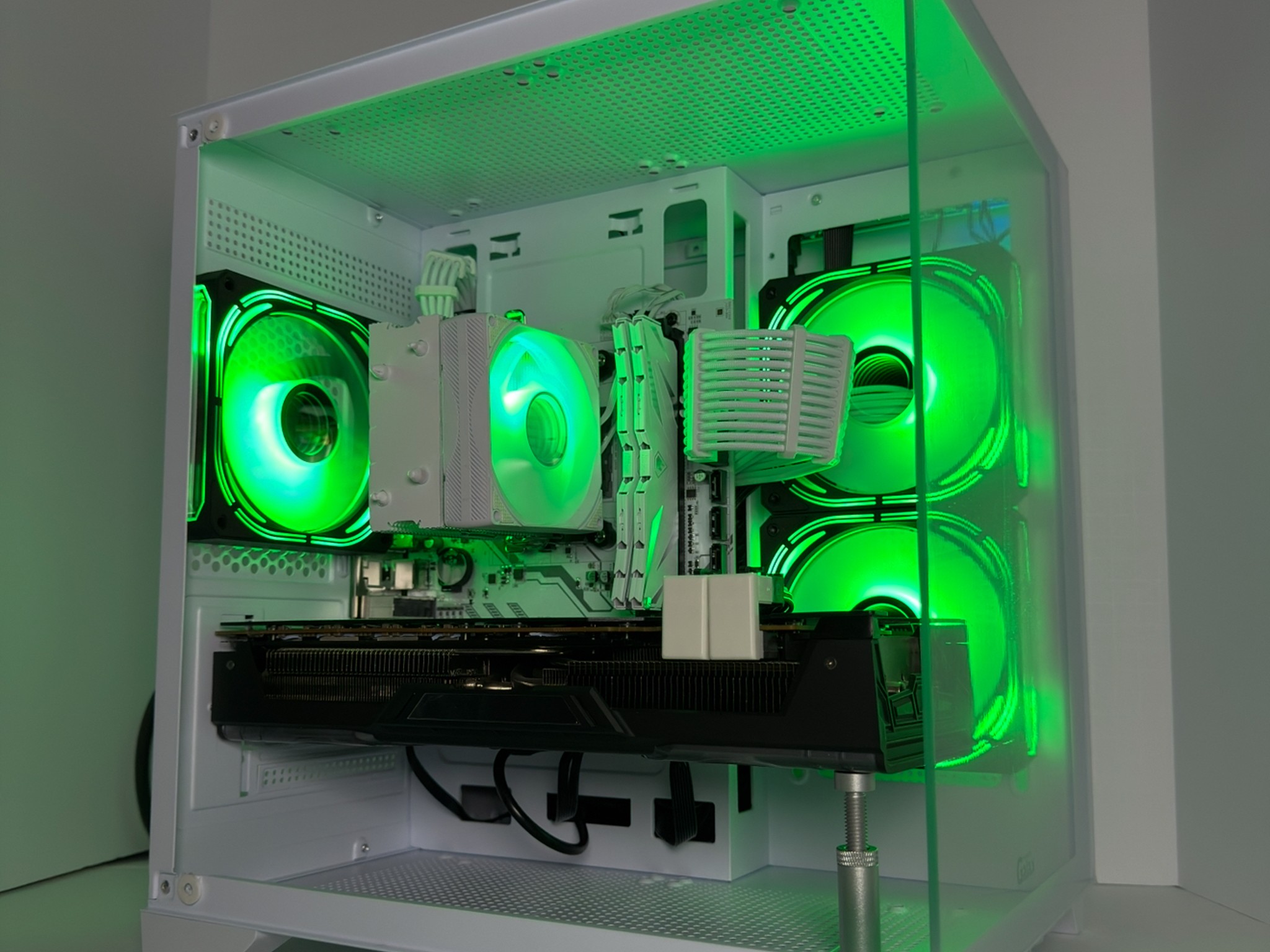 🌐WHITEOUT🌐 1080p | RX Vega 64 | Ryzen 5 3600 | 16GB DDR4 3200MHz | 1TB M.2 NVMe