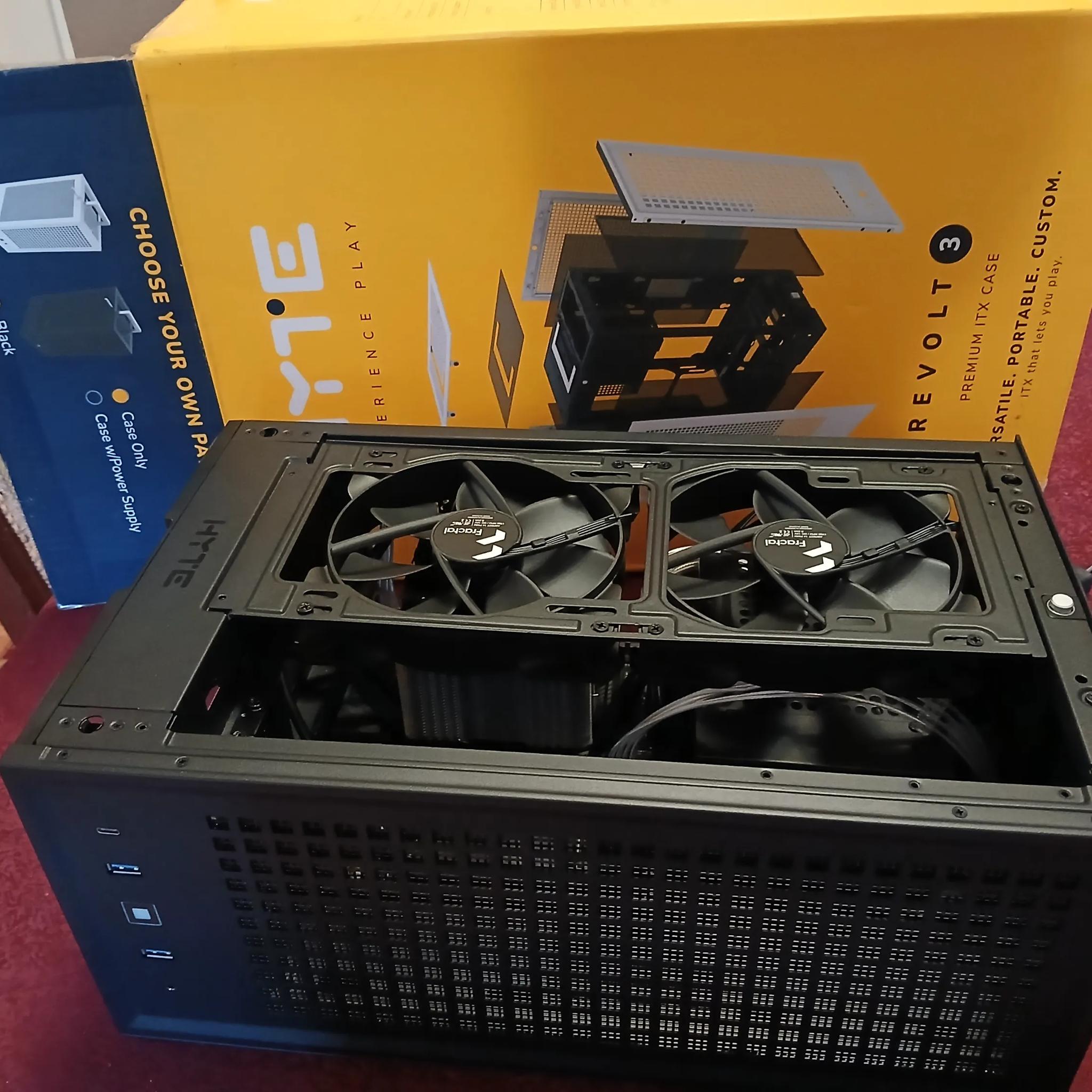 Gigabyte A620i AX itx, Ryzen 7500F, Corsair SF600, Hyte Revolt 3