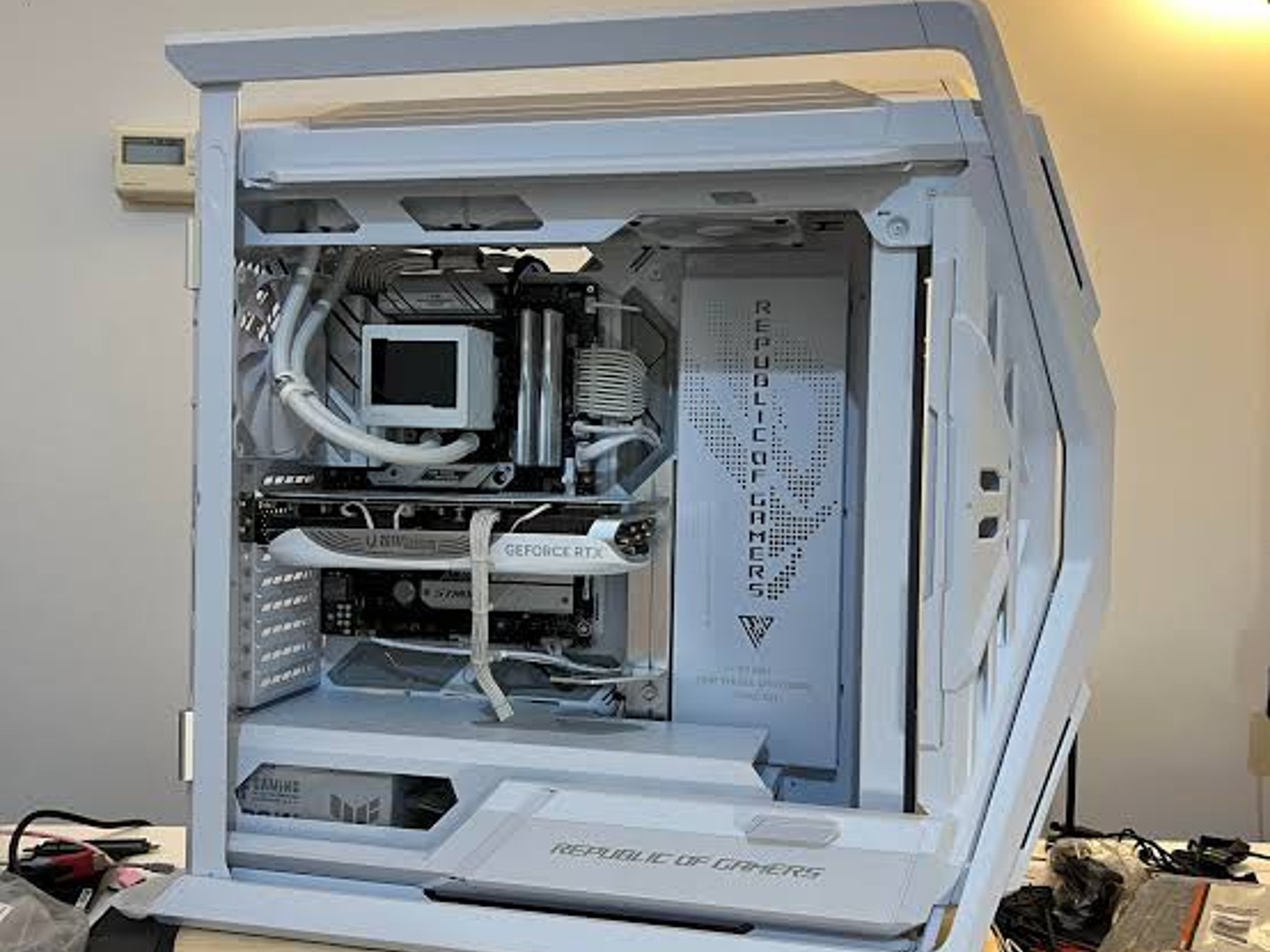 Open Box Asus Rog Hyperion WHITE