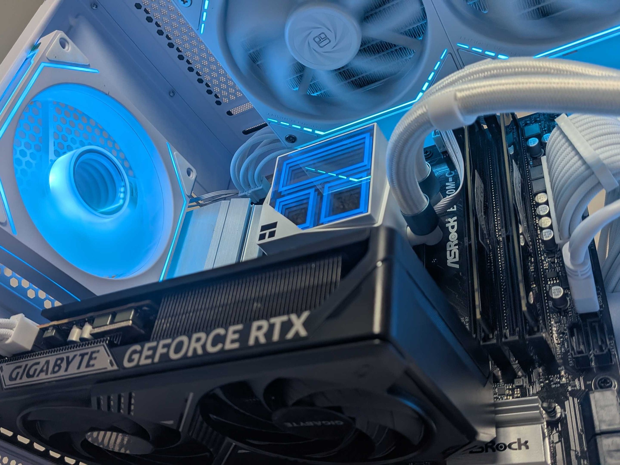 RTX 5060 | RYZEN 5 3600 | 16GB RAM | 1TB SSD | WINDOWS 11 | Mid-Range PCs