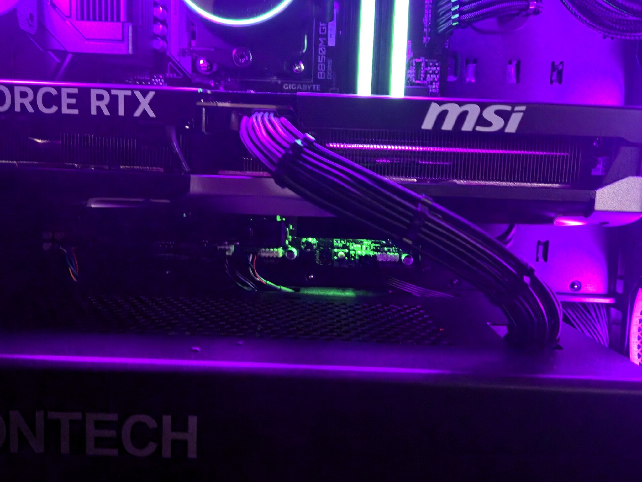 RTX 5070 Ti - 9850X3D - 32GB DDR5 6400 CL32 - 2TB Crucial NVMe