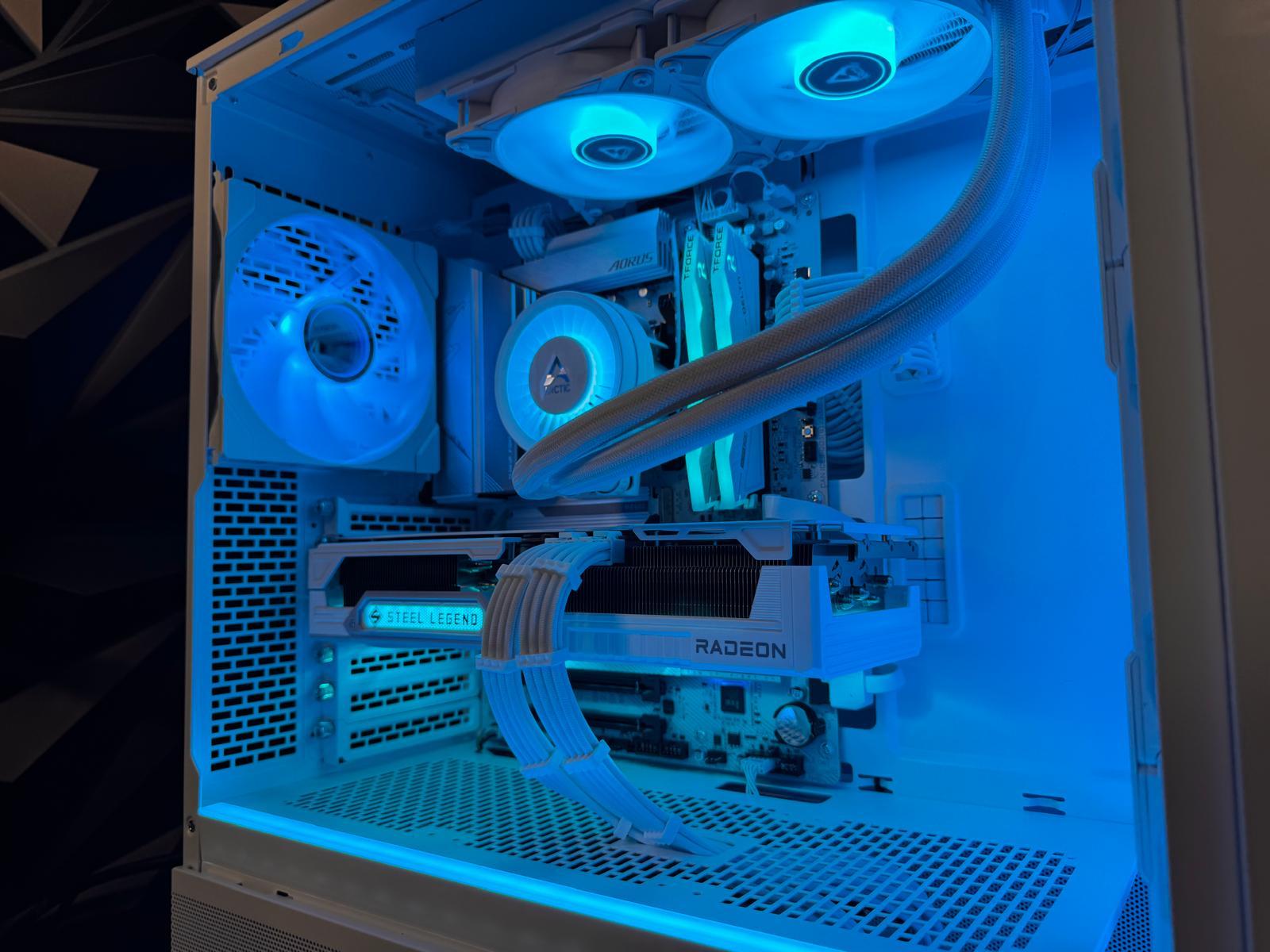 ⚪🕷️ The White Widow 🕷️⚪ Ryzen 9 7900X 🕷️ RX 9070XT 16GB 🕷️32 GB DDR5 6400Mhz🕷️ 4 TB NVMe🕷️ 850W PSU