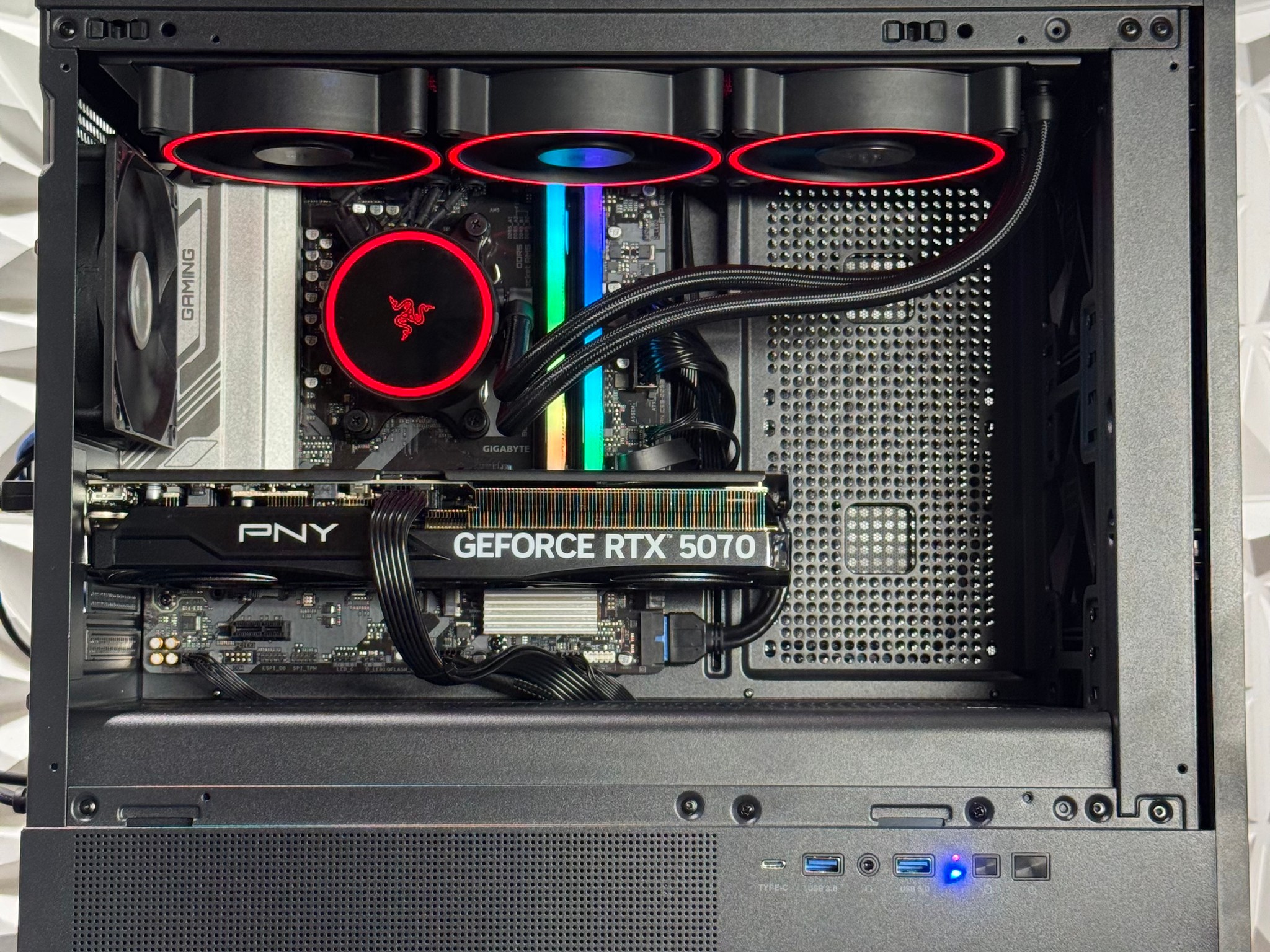 Rtx 5070 / Ryzen 9 7900X3D / 32GB 5200MHz DDR5 / 1Tb crucial Nvme / Windows 11 pro