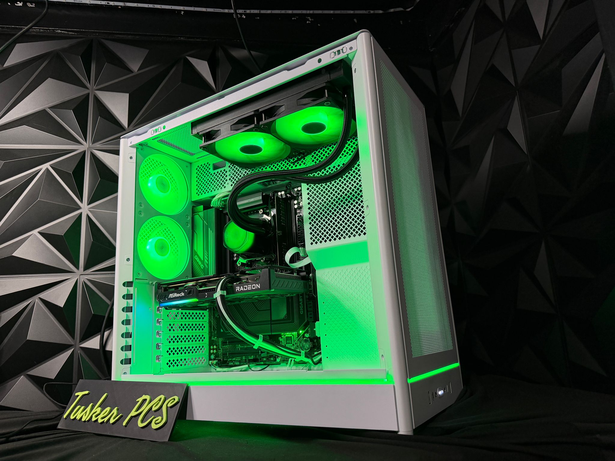 White Ocean – Ryzen 7 7700X / RX 9060XT  Gaming PC
