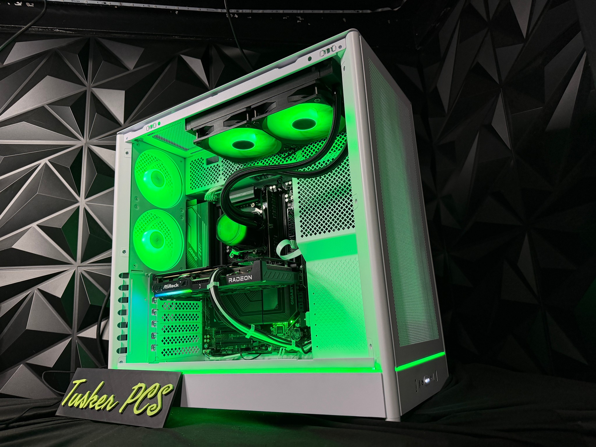 White Ocean – Ryzen 7 7700X / RX 9060XT  Gaming PC